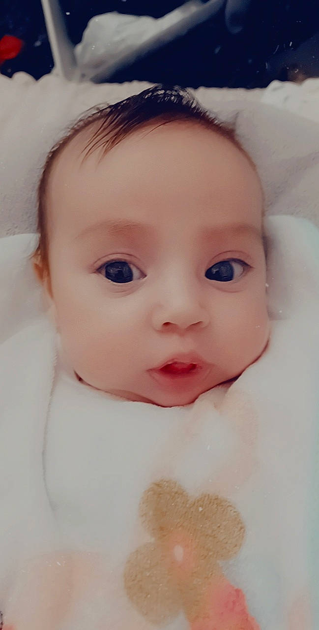 Manéa participe au concours pour gagner de l'argent avec cette photo : baby, baby_toddler_clothing, beauty, cheek, child, close_up, comfort, eyelash, flesh, fur, happy, iris, linens, lip, no_expression, nose, person, portrait_photography, skin, textile