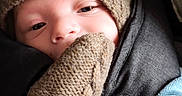 Ezio a rejoint le concours — aidez-le/la à gagner de superbes lots ! baby, blanket, bundled, carseat, closeup, cozy, cute, eyes, fabric, face, infant, knitted_hat, knitted_mittens, mittens, newborn, nose, portrait, sleepy, soft_texture, winter_clothing