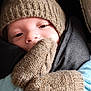 Ezio a rejoint le concours — aidez-le/la à gagner de superbes lots ! baby, infant, newborn, knitted_hat, knitted_mittens, mittens, closeup, portrait, cozy, bundled, blanket, carseat, fabric, soft_texture, face, eyes, nose, winter_clothing, cute, sleepy