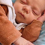 Ezio participe au concours pour gagner de l'argent avec cette photo : baby, infant, sleeping, face, hand, blanket, fabric, clothing, sleeve, newborn, skin, portrait, close_up, peaceful, eyelashes, nose, mouth, cheek, resting, soft_texture