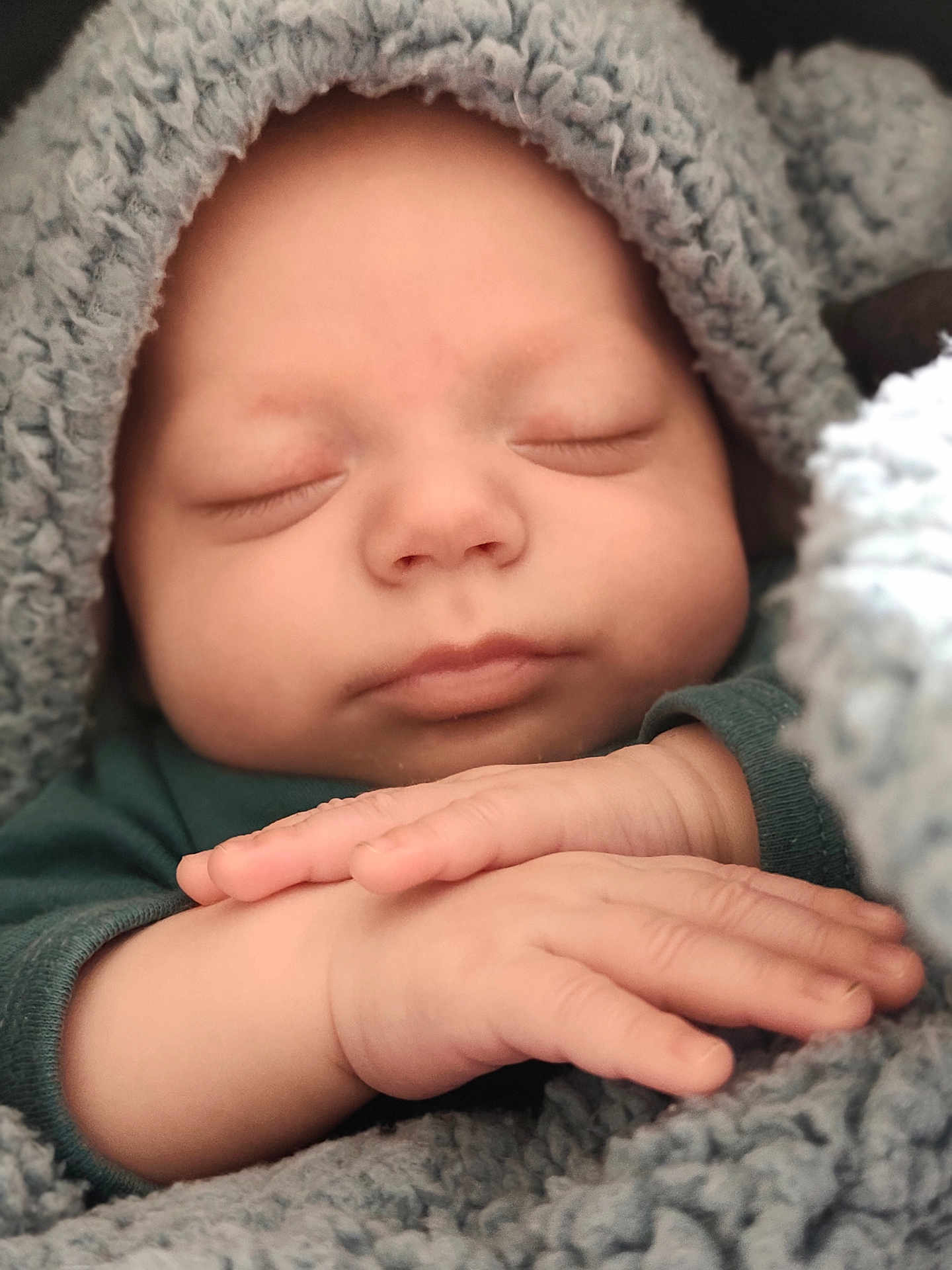 Ezio participe au concours pour gagner de l'argent avec cette photo : baby, newborn, infant, sleeping, closed_eyes, hands, fingers, blanket, hood, cozy, soft_texture, portrait, close_up, peaceful, skin, clothing, swaddle, cute, nap, adorable