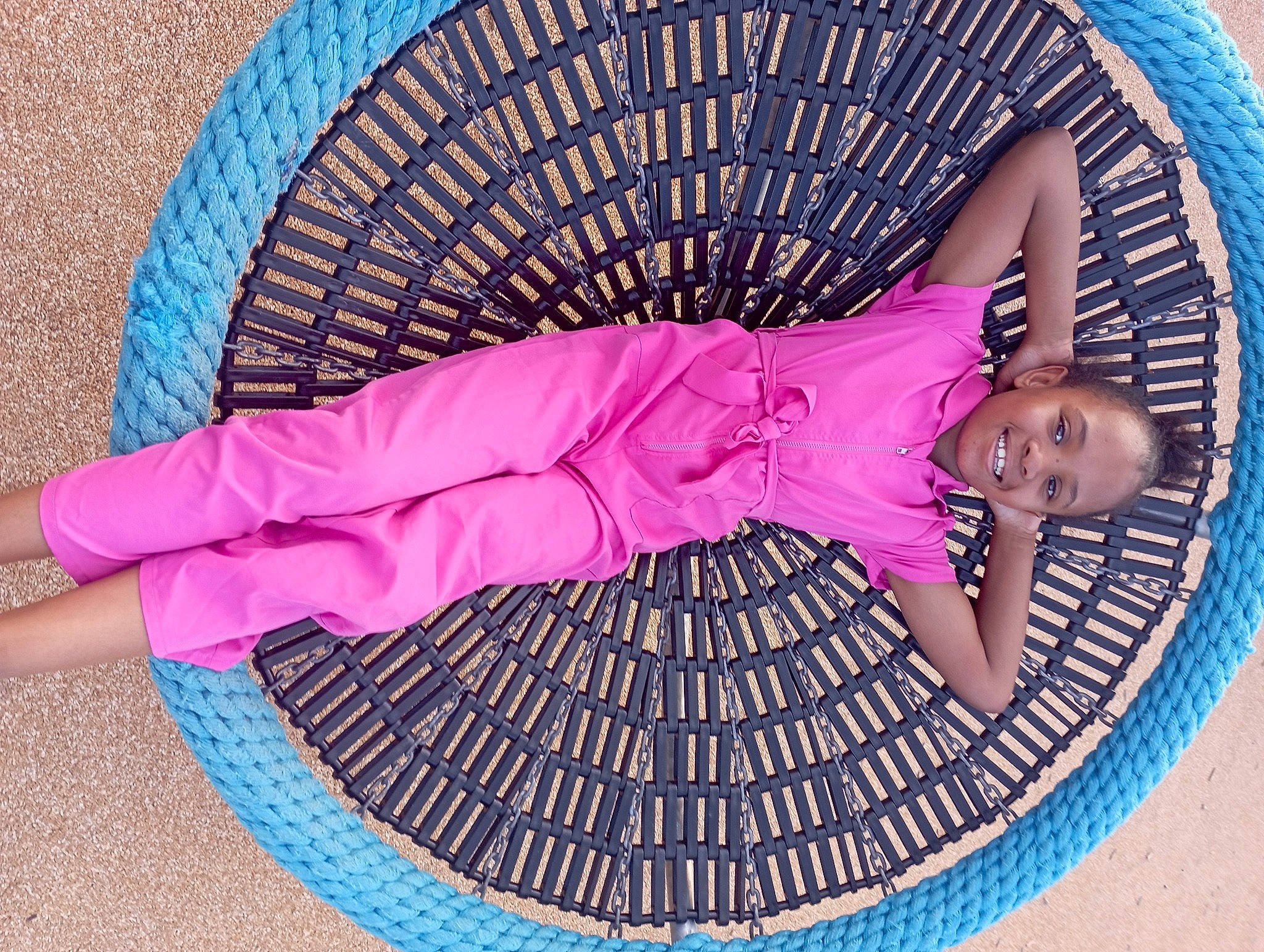 Elisa participe au concours pour gagner de l'argent avec cette photo : baby_toddler_clothing, blue, circle, comfort, electric_blue, fashion_accessory, hat, headgear, joy, leisure, magenta, pattern, person, pink, purple, red, sleeve, t_shirt, textile, toddler