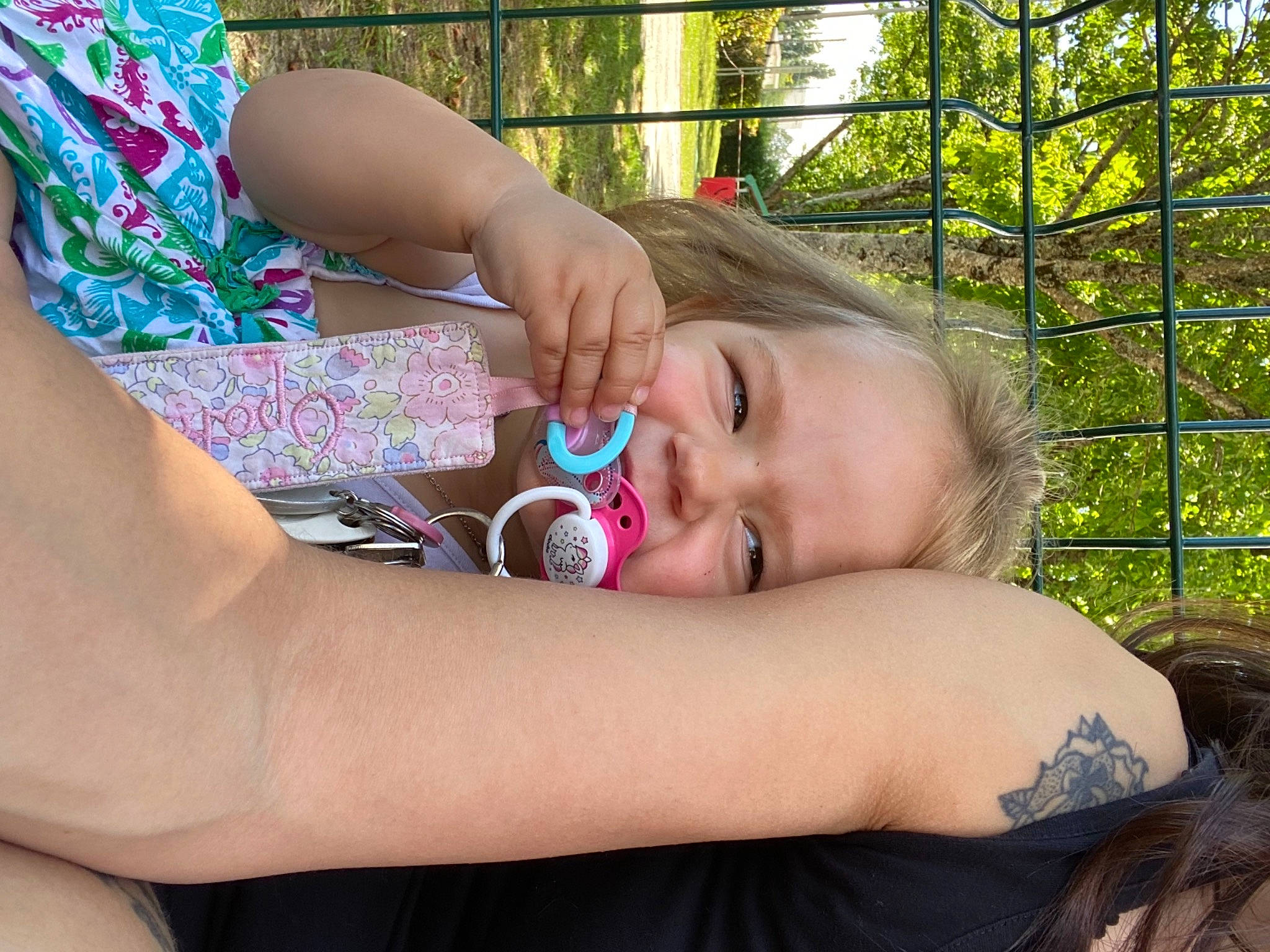 Opale a rejoint le concours — aidez-le/la à gagner de superbes lots ! chest, cool, elbow, eyelash, eyewear, finger, gesture, grass, happy, human_leg, joint, nail, neck, person, shoulder, skin, sleeve, thigh, tree, trunk