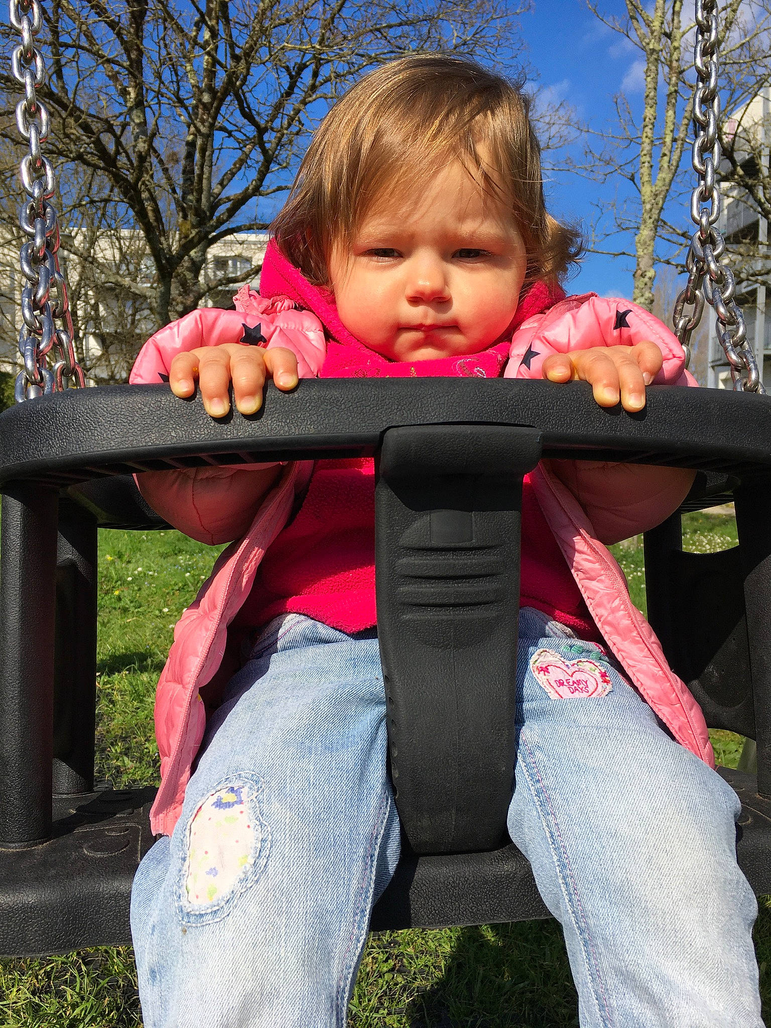 Opale participe au concours pour gagner de l'argent avec cette photo : baby_toddler_clothing, child, clothing, cool, face, finger, fun, grass, happy, head, leisure, outdoor_play_equipment, people_in_nature, person, pink, recreation, sitting, sky, swing, toddler