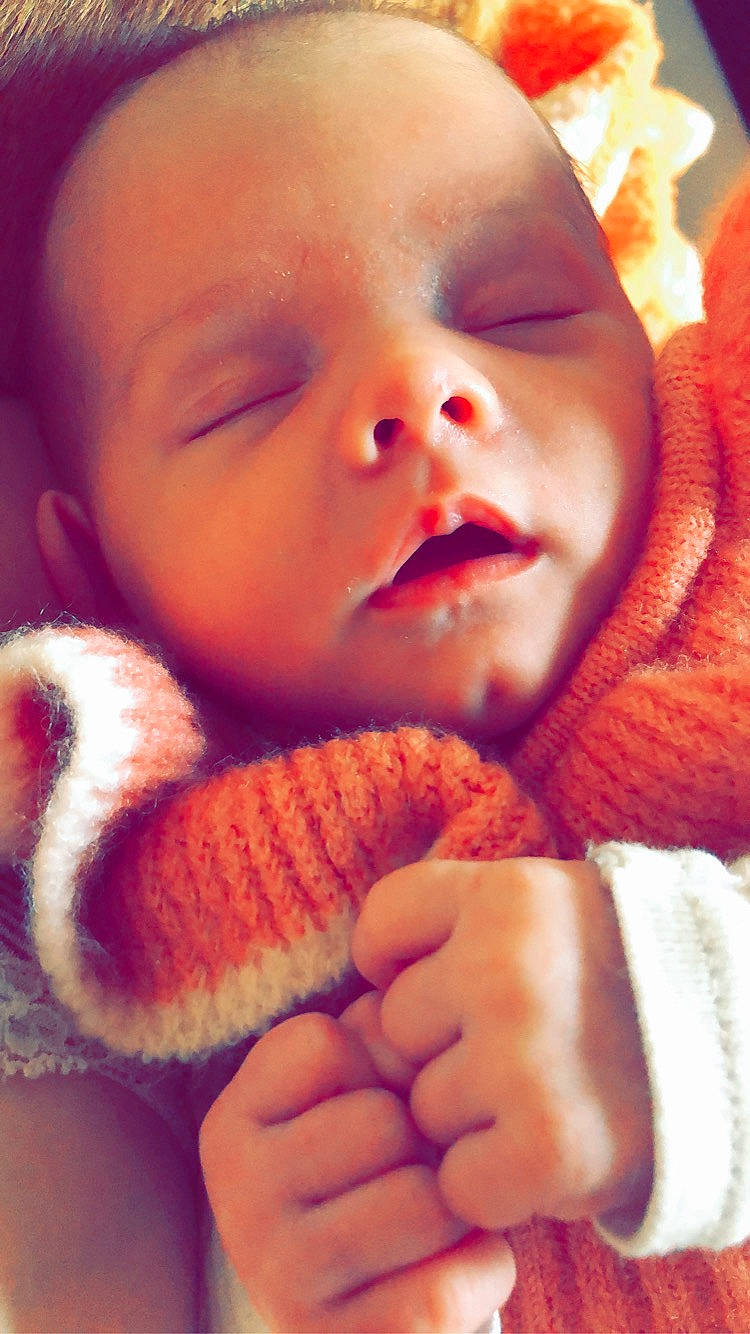 Rose participe au concours pour gagner de l'argent avec cette photo : baby, cheek, child, eye, face, finger, hand, knitting, lip, mouth, nail, nose, person, skin, smile, thumb, toddler, wool