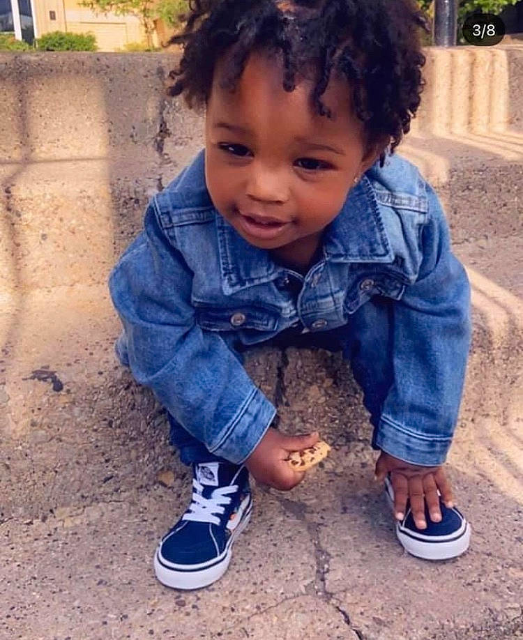 Cartier is registered to the contest to win money with this photo: beauty, cool, denim, electric_blue, face, footwear, grass, hair, happy, head, leg, leisure, morning, person, plant, shoe, sleeve, smile, toddler, tree