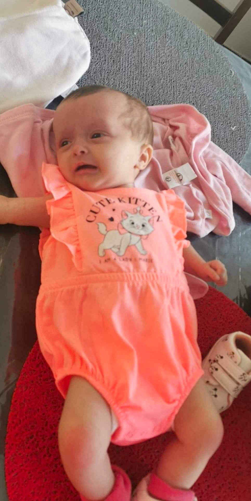 Inaya a rejoint le concours — aidez-le/la à gagner de superbes lots ! baby, baby_products, baby_toddler_clothing, cheek, child, pattern, peach, person, pink, product, toddler