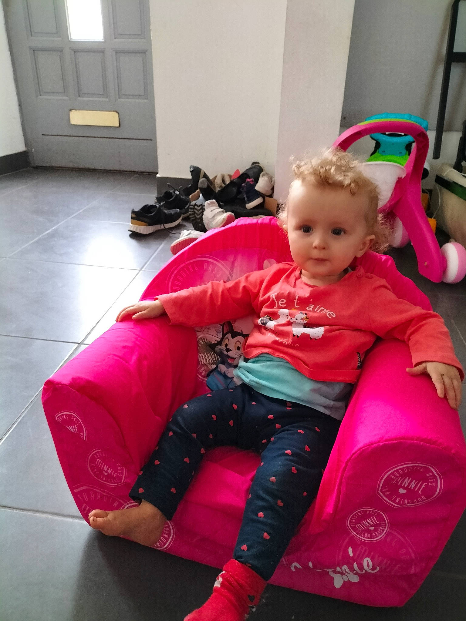 Inaya participe au concours pour gagner de l'argent avec cette photo : baby_toddler_clothing, child, comfort, door, flooring, hair, human_leg, joint, knee, lap, leisure, magenta, person, pink, purple, room, sleeve, t_shirt, thigh, toddler