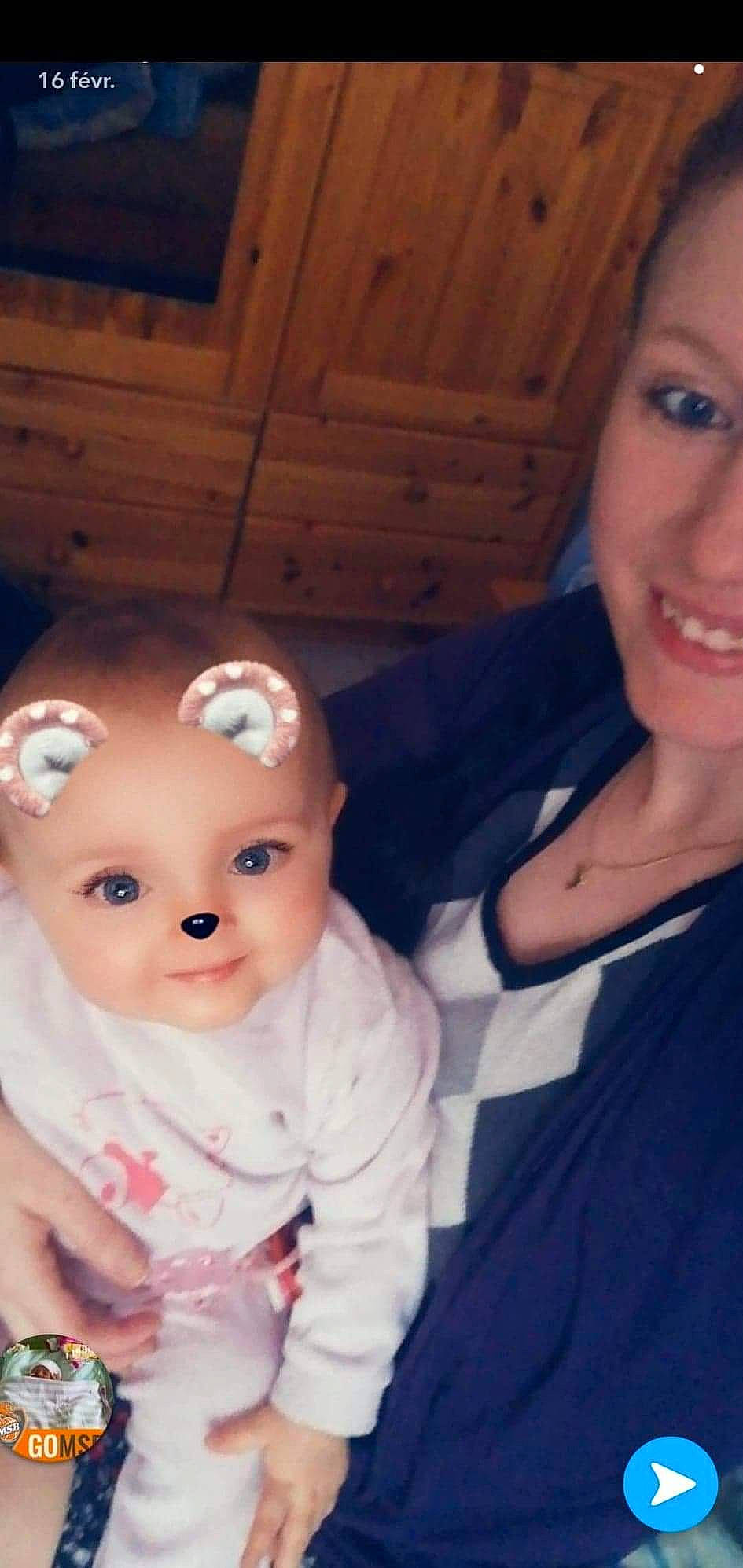 Annaelle participe au concours pour gagner de l'argent avec cette photo : baby, blond, cheek, child, eye, face, head, iris, lip, mother, nose, people, person, selfie, skin, smile, toddler