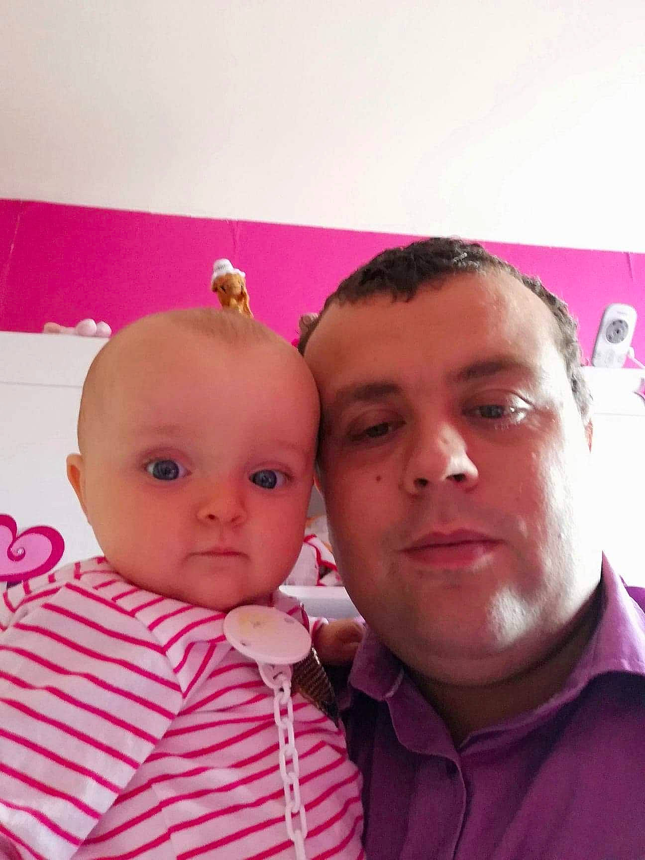 Annaelle a rejoint le concours — aidez-le/la à gagner de superbes lots ! baby, cheek, child, daughter, face, father, forehead, happy, head, magenta, nose, people, person, pink, selfie, skin, smile, toddler