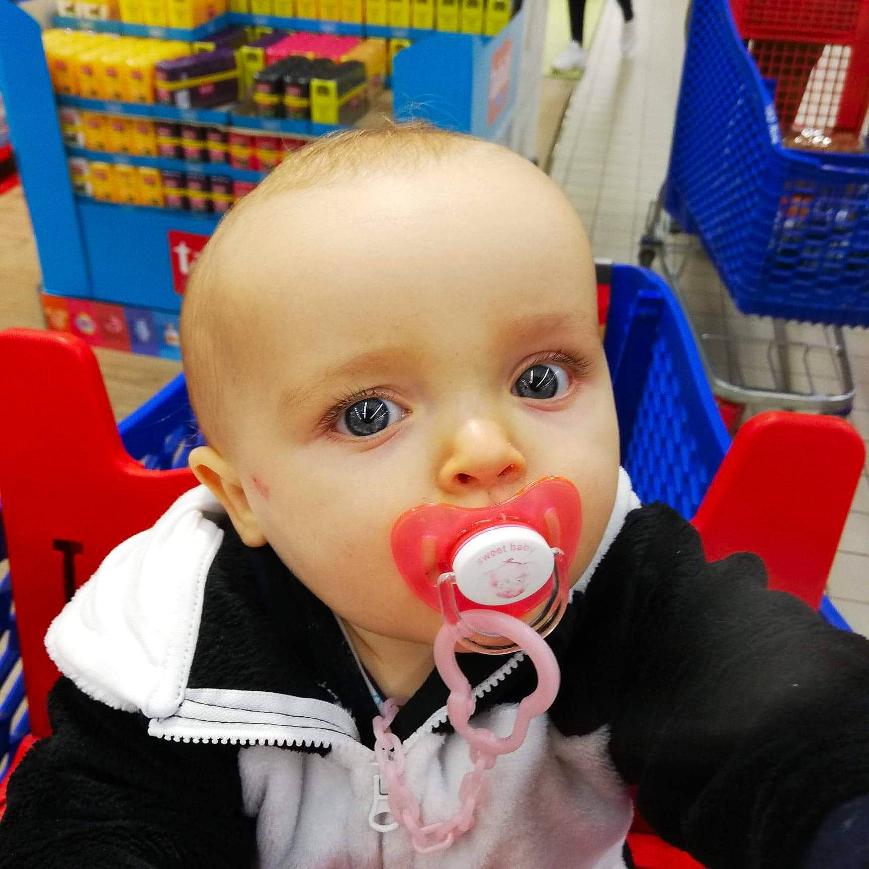 Annaelle participe au concours pour gagner de l'argent avec cette photo : baby, cheek, child, food, nose, person, play, toddler