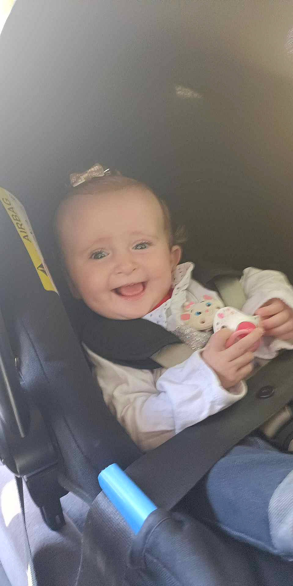 Eva participe au concours pour gagner de l'argent avec cette photo : auto_part, baby, baby_carriage, baby_products, car_seat, child, comfort, eye, flash_photography, fun, hair, hand, happy, human_body, joy, person, seat_belt, sitting, skin, smile