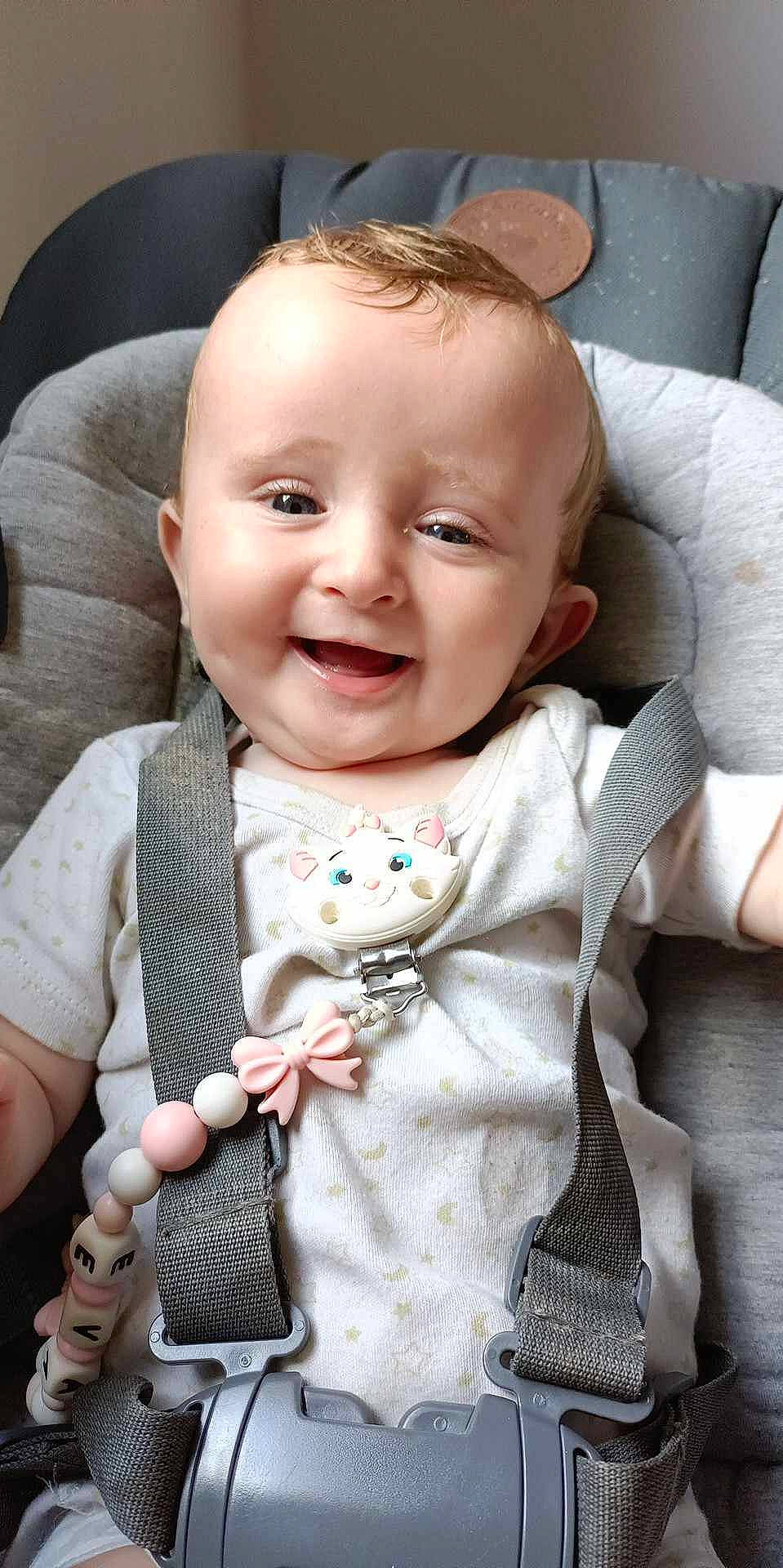 Eva participe au concours pour gagner de l'argent avec cette photo : baby, baby_toddler_clothing, cheek, collar, dress, eye, face, facial_expression, finger, hairstyle, happy, head, iris, joy, neck, organ, person, pink, skin, sleeve