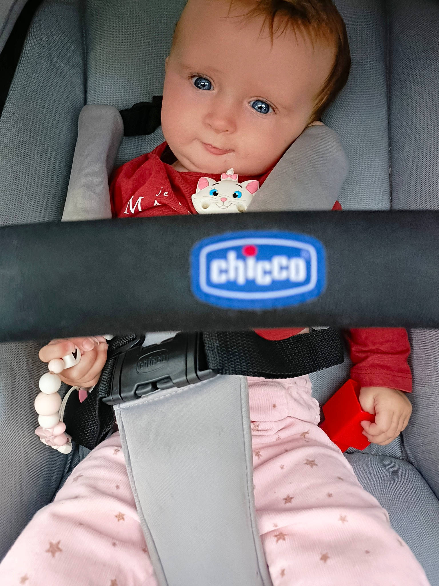 Eva a rejoint le concours — aidez-le/la à gagner de superbes lots ! auto_part, baby, baby_products, baby_safety, baby_toddler_clothing, beauty, car_seat, carmine, cheek, child, comfort, electric_blue, finger, gesture, person, product, sitting, smile, thumb, toddler