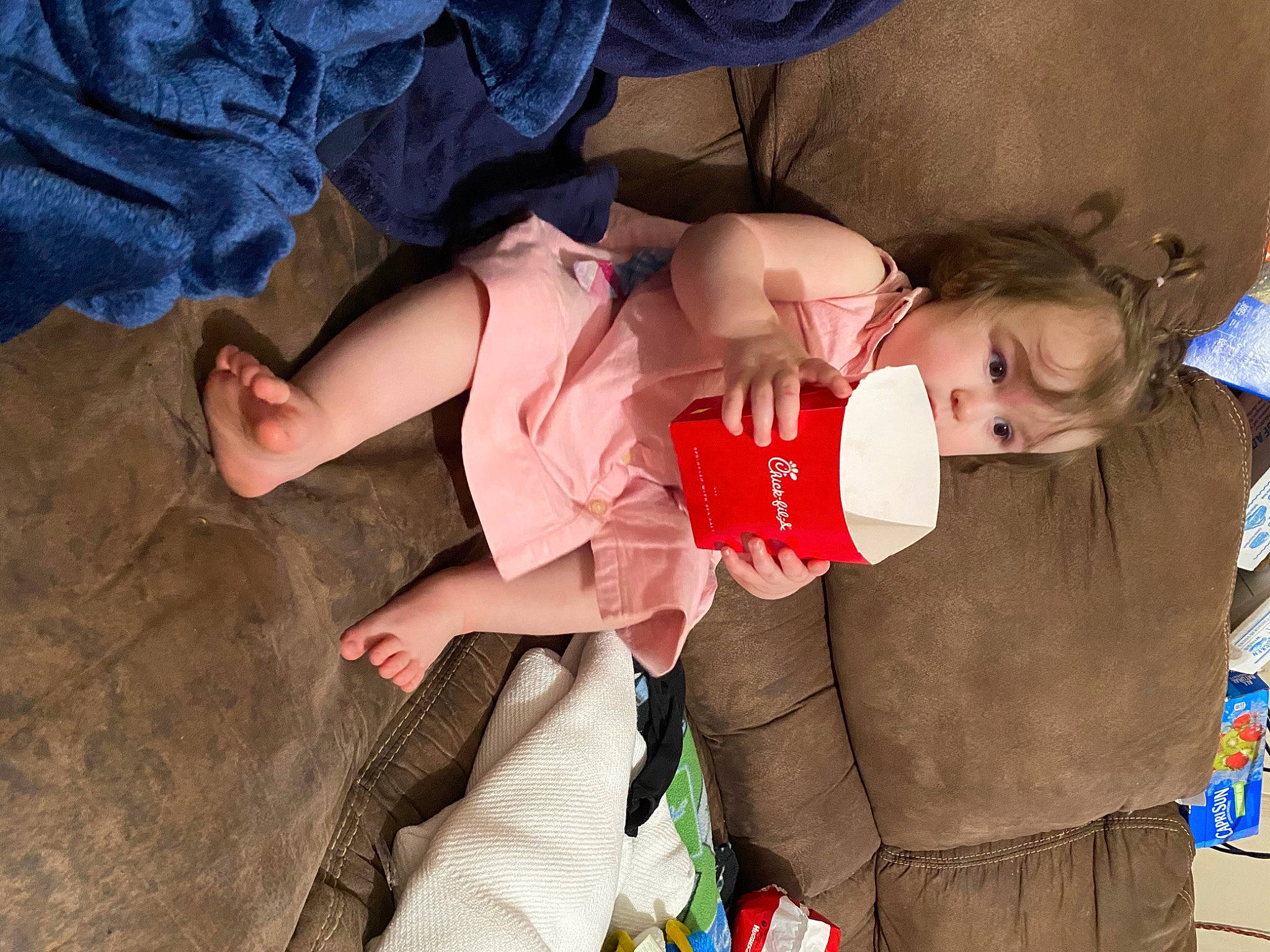 Ariebella is registered to the contest to win money with this photo: abdomen, child, comfort, event, fun, happy, head, human, human_leg, interaction, lap, leg, mouth, person, sitting, skin, textile, thigh, toddler, tree