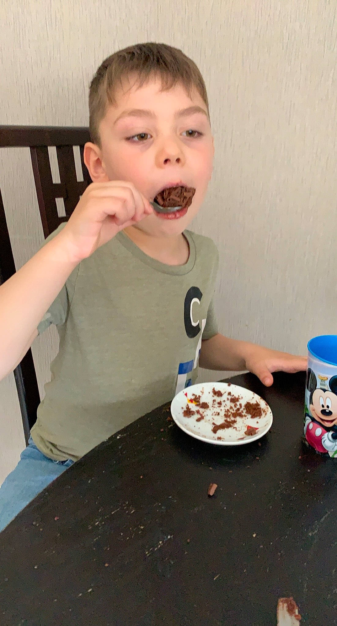 Martim participe au concours pour gagner de l'argent avec cette photo : baby_playing_with_food, baby_toddler_clothing, chair, cheek, child, comfort_food, dishware, drinkware, eating, eyelash, food, food_craving, person, plate, recipe, sleeve, surprise, sweetness, t_shirt, table