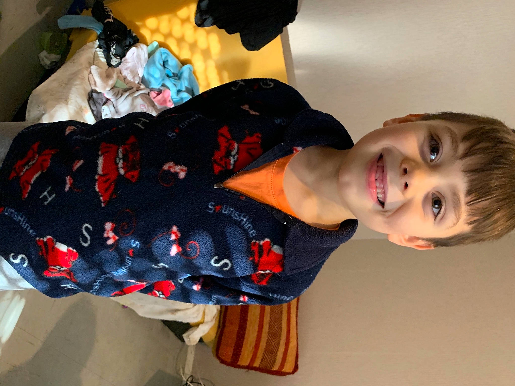 Martim a rejoint le concours — aidez-le/la à gagner de superbes lots ! abdomen, carmine, child, elbow, eye, eyelash, face, fashion_accessory, fun, happy, head, joy, neck, pattern, person, room, sleeve, smile, t_shirt, toddler