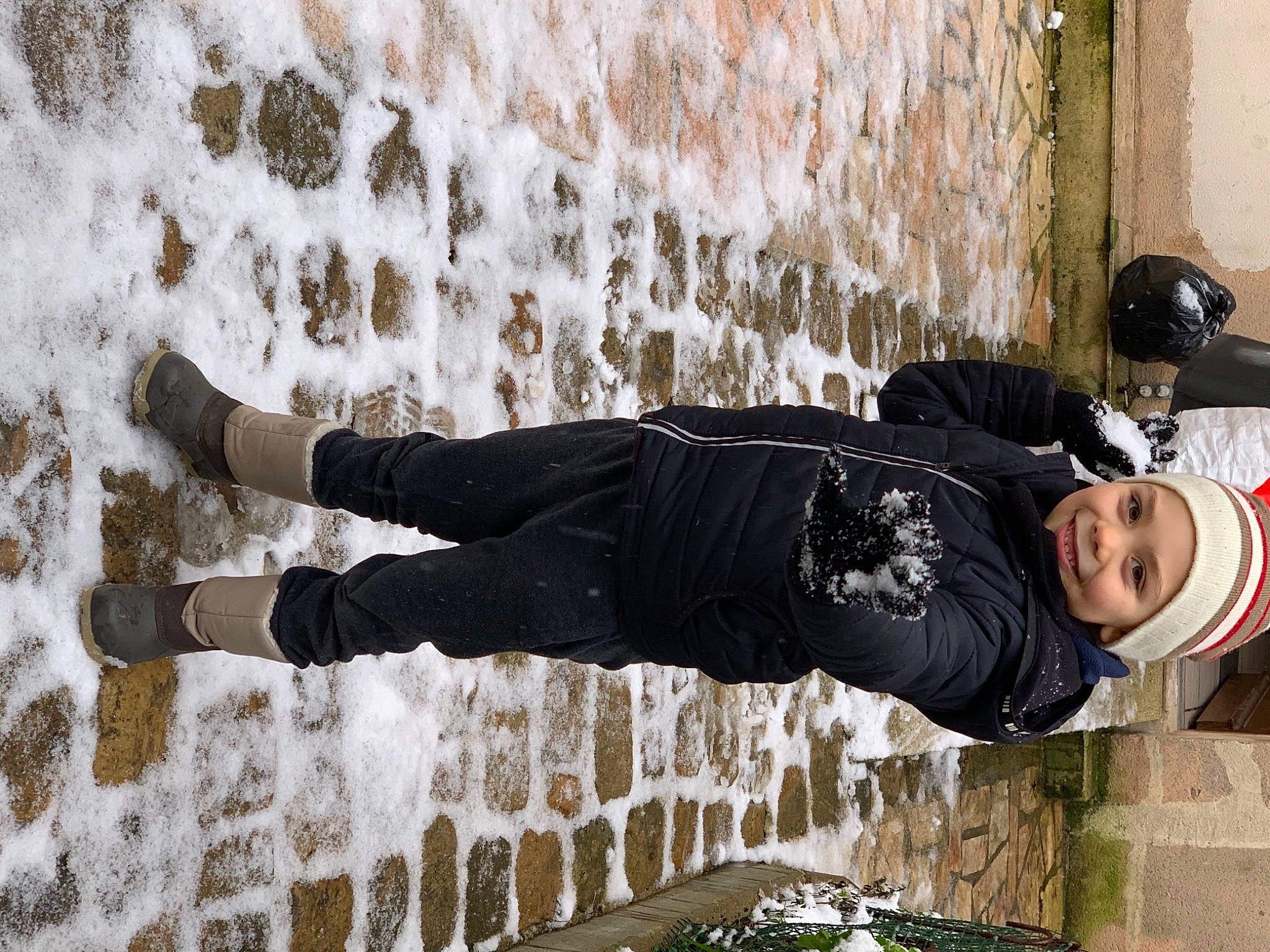 Martim a rejoint le concours — aidez-le/la à gagner de superbes lots ! boot, child, freezing, fun, grass, happy, headwear, human_leg, joy, leisure, people_in_nature, person, plant, recreation, sitting, smile, sneakers, snow, street_fashion, toddler