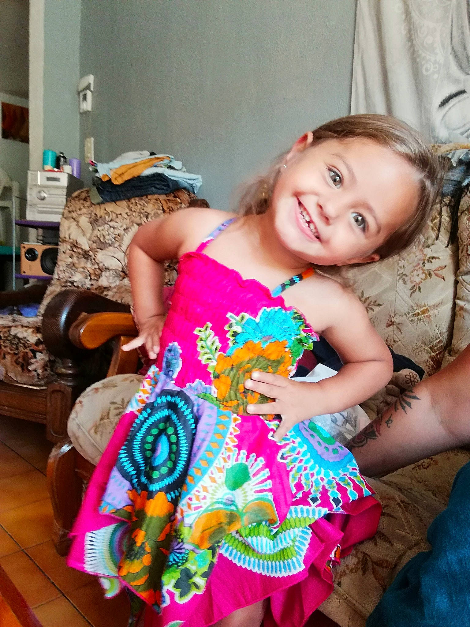 Andreia participe au concours pour gagner de l'argent avec cette photo : child, dress, joy, pattern, person, pink, toddler