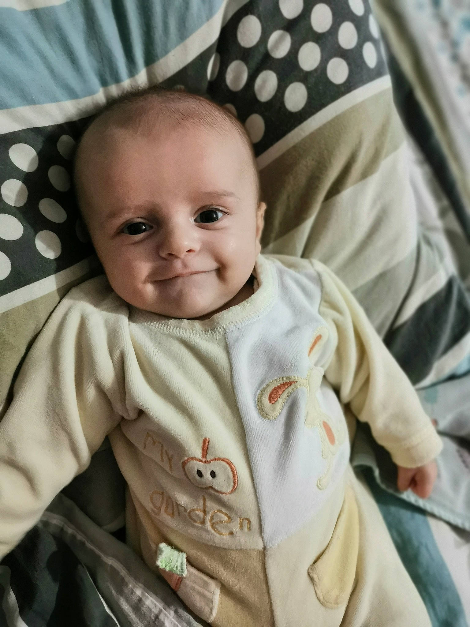 Mylan a rejoint le concours — aidez-le/la à gagner de superbes lots ! baby, baby_products, baby_safety, baby_toddler_clothing, button, cheek, child, comfort, flag_of_the_united_states, iris, joy, linens, pattern, person, pleased, polka_dot, skin, sleeve, textile, toddler