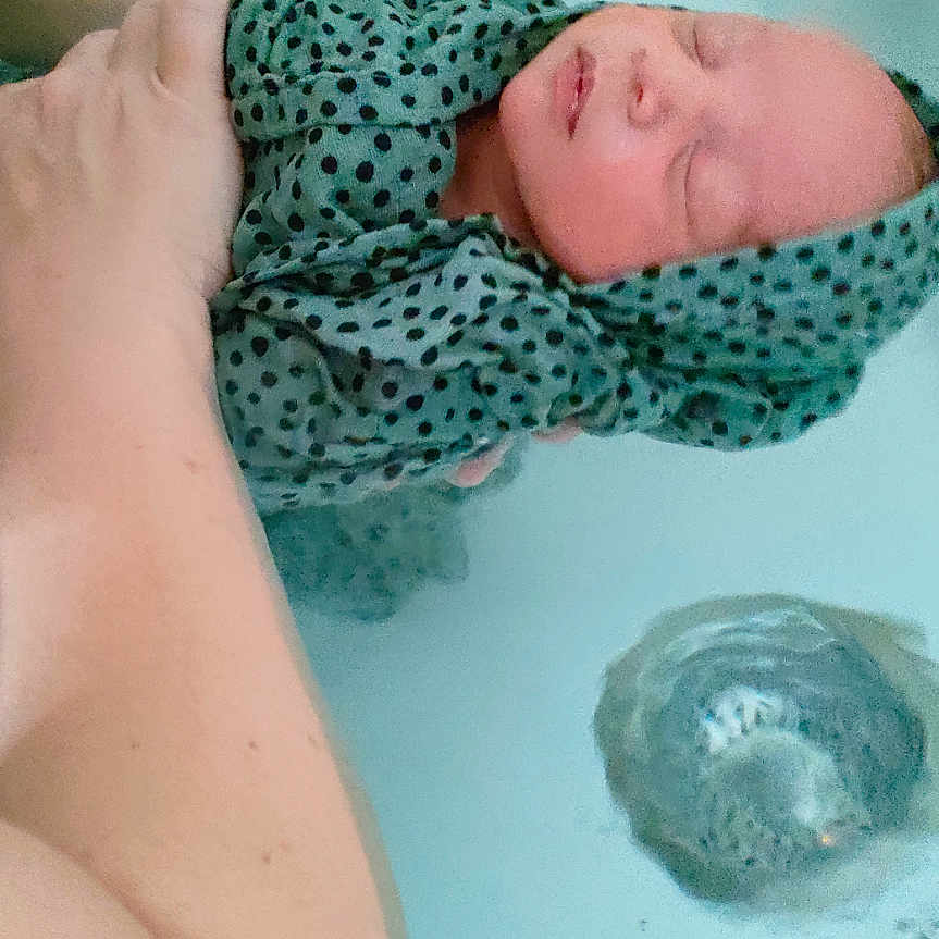 Nérys participe au concours pour gagner de l'argent avec cette photo : baby, bathing, bathtub, blanket, bonnet, childbirth, clothing, face, glove, hat, head, hottub, newborn, patient, person, photography, portrait, sleeping, towel, tub