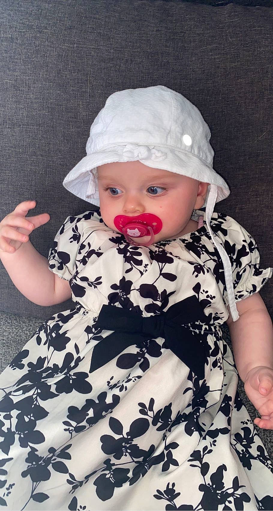 Naömy a rejoint le concours — aidez-le/la à gagner de superbes lots ! baby_toddler_clothing, cap, costume_hat, day_dress, dress, eye, eyelash, fashion_design, hair, hairstyle, hat, headgear, headwear, lip, neck, outerwear, person, pink, sleeve, sun_hat