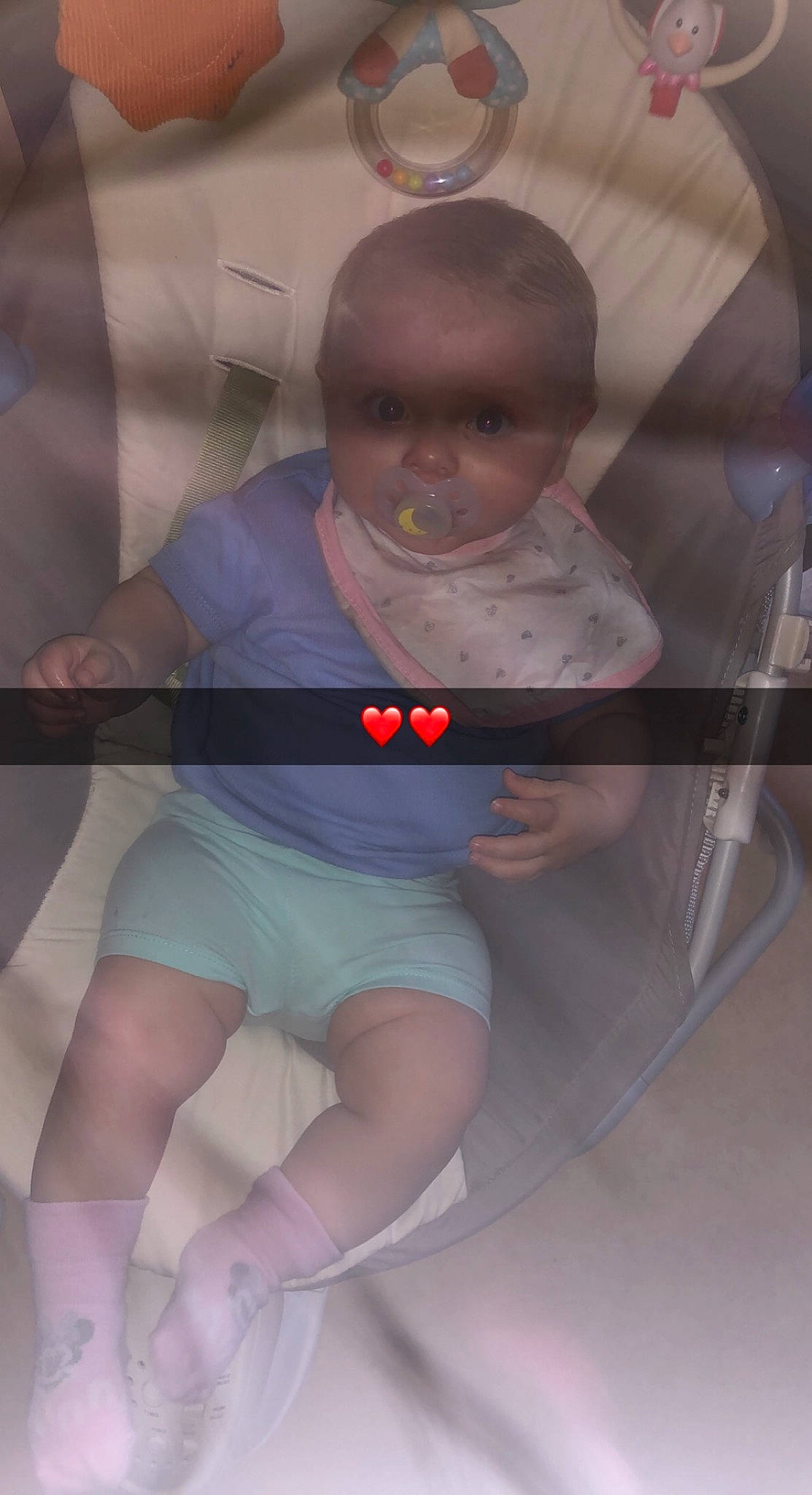 Naömy a rejoint le concours — aidez-le/la à gagner de superbes lots ! auto_part, automotive_lighting, baby, car_seat, chest, comfort, elbow, eyewear, foot, fun, human_leg, knee, leg, person, service, shorts, sitting, t_shirt, thigh, vehicle_door