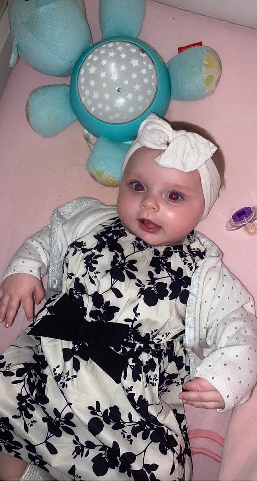 Naömy participe au concours pour gagner de l'argent avec cette photo : baby, baby_products, baby_toddler_clothing, cap, child, face, fashion_accessory, fun, hat, head, headgear, headwear, linens, party_supply, pattern, person, pink, sleeve, t_shirt, textile