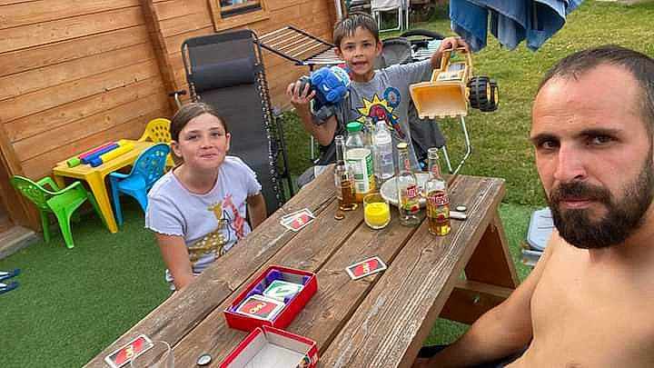 Louanna participe au concours pour gagner de l'argent avec cette photo : beard, beer, bottle, chair, desk, event, fun, furniture, grass, leisure, outdoor_furniture, people, person, recreation, sharing, shorts, smile, summer, t_shirt, table