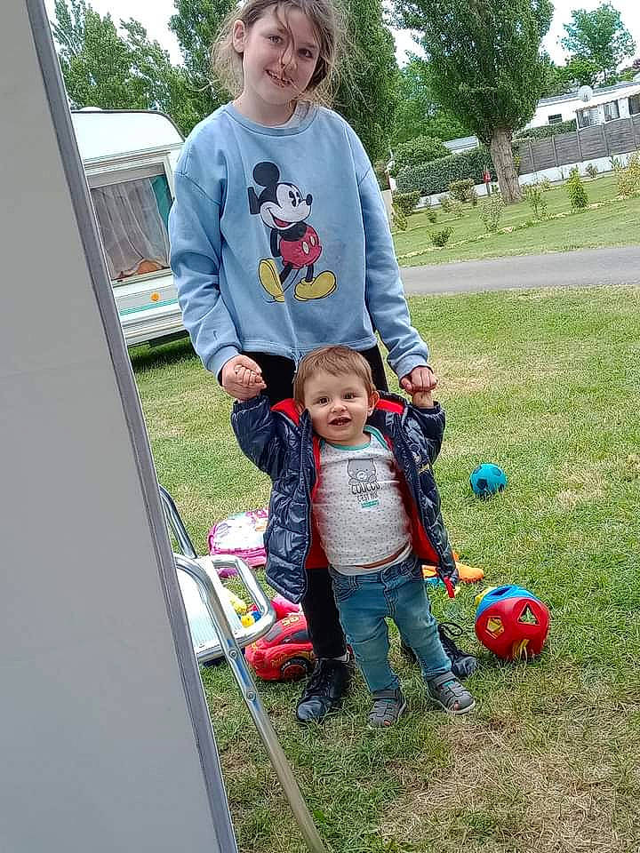 Louanna a rejoint le concours — aidez-le/la à gagner de superbes lots ! ball, child, clothing, football, fun, grass, jeans, joy, lawn, leisure, people_in_nature, person, plant, play, recreation, sky, smile, soccer, sports_equipment, t_shirt