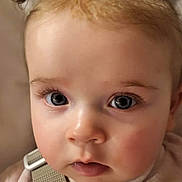 Mia a rejoint le concours — aidez-le/la à gagner de superbes lots ! baby, infant, child, portrait, close_up, blue_eyes, pigtails, hair_ties, eyelashes, car_seat, seatbelt_strap, buckle, pink_clothing, onesie, adorable, chubby_cheeks, soft_skin, pillow, indoor, curious_gaze