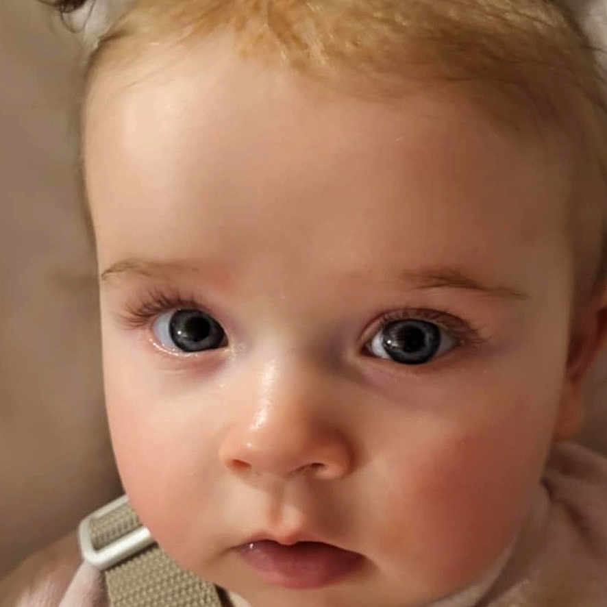 Mia a rejoint le concours — aidez-le/la à gagner de superbes lots ! adorable, baby, blue_eyes, buckle, car_seat, child, chubby_cheeks, close_up, curious_gaze, eyelashes, hair_ties, indoor, infant, onesie, pigtails, pillow, pink_clothing, portrait, seatbelt_strap, soft_skin
