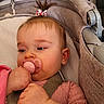 Mia a rejoint le concours — aidez-le/la à gagner de superbes lots ! baby, buckle, car_seat, cheeks, closeup, eyelashes, fabric, face, hair_tie, hand, indoor, infant, onesie, pacifier, pink_clothing, ponytail, portrait, sleepy, strap, stroller