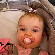 Mia a rejoint le concours — aidez-le/la à gagner de superbes lots ! baby, blanket, blue_eyes, bow, car_seat, cheeks, closeup, cute, drool, eyelashes, fabric, face, indoor, infant, pacifier, pink_clothing, portrait, straps, stroller, topknot