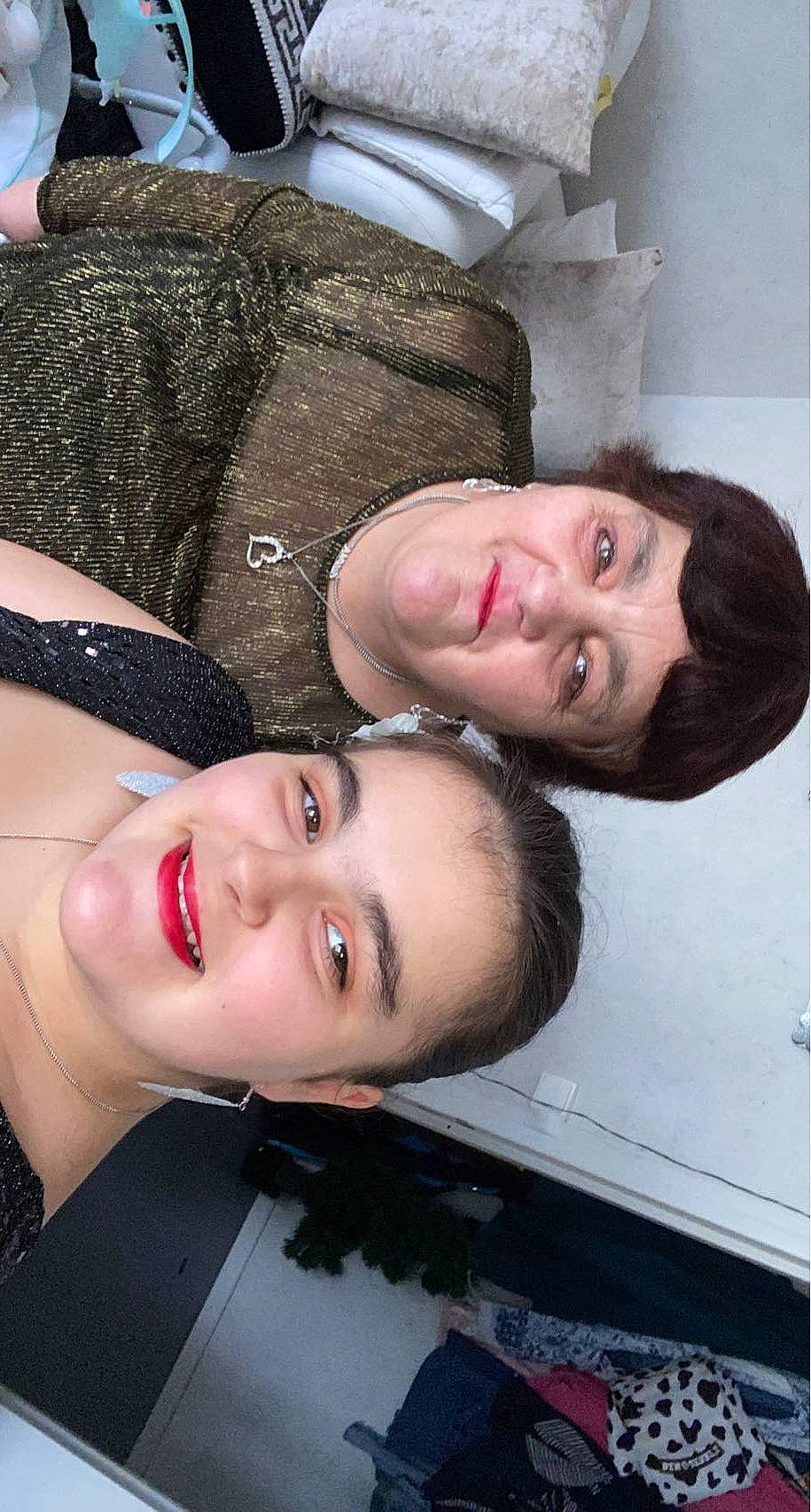 Noëlla participe au concours pour gagner de l'argent avec cette photo : black_hair, cheek, cool, eye, eyebrow, eyelash, flash_photography, forehead, gesture, happy, jaw, joy, lip, mouth, neck, nose, organ, person, shoulder, skin