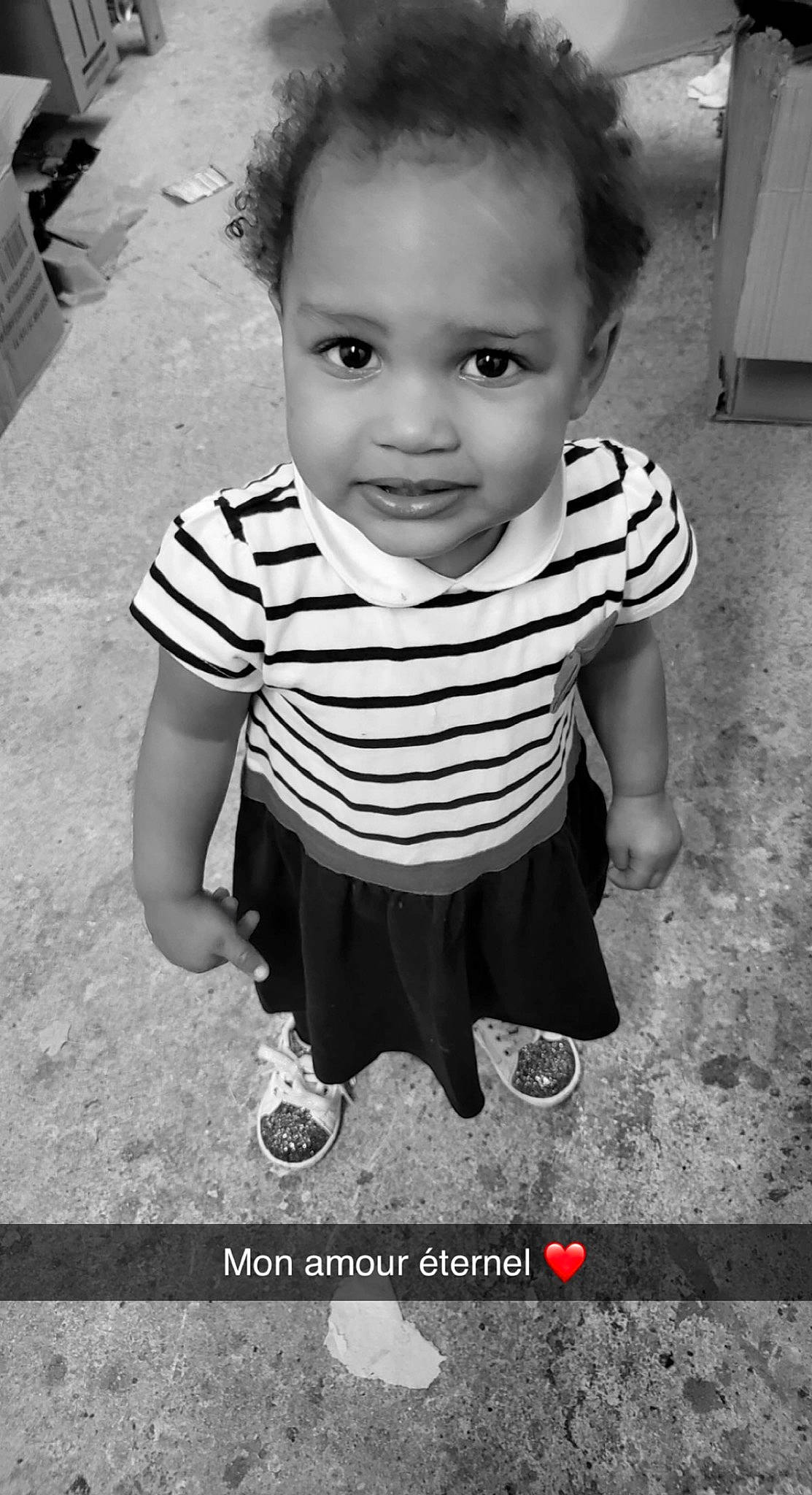 Noëlla a rejoint le concours — aidez-le/la à gagner de superbes lots ! baby_toddler_clothing, black, black_and_white, cheek, cool, flash_photography, fun, hairstyle, happy, monochrome, monochrome_photography, people, person, photograph, sleeve, smile, standing, style, t_shirt, toddler