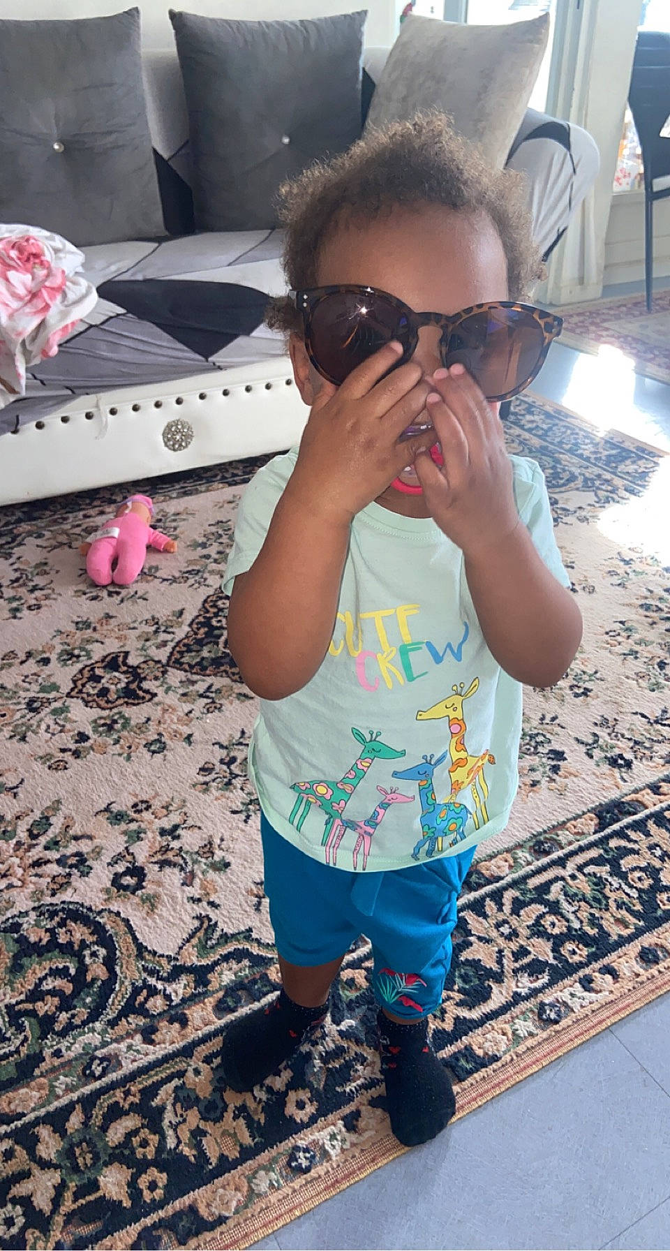 Noëlla a rejoint le concours — aidez-le/la à gagner de superbes lots ! baby_toddler_clothing, child, cool, eyewear, flooring, fun, goggles, hair, happy, head, leisure, pattern, person, pink, sleeve, sunglasses, t_shirt, toddler, travel, vision_care