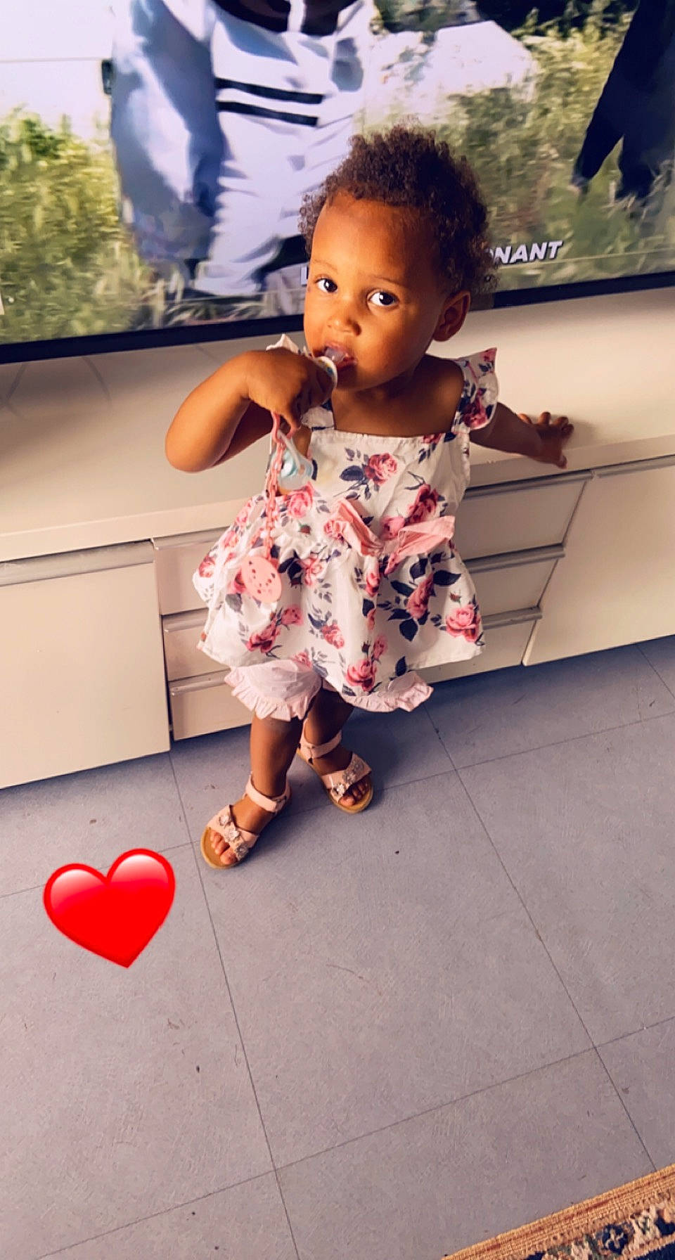 Noëlla a rejoint le concours — aidez-le/la à gagner de superbes lots ! baby, baby_toddler_clothing, child, event, flash_photography, floor, flooring, hairstyle, happy, human_leg, leisure, person, pink, red, sandal, shoe, sitting, skin, snapshot, standing