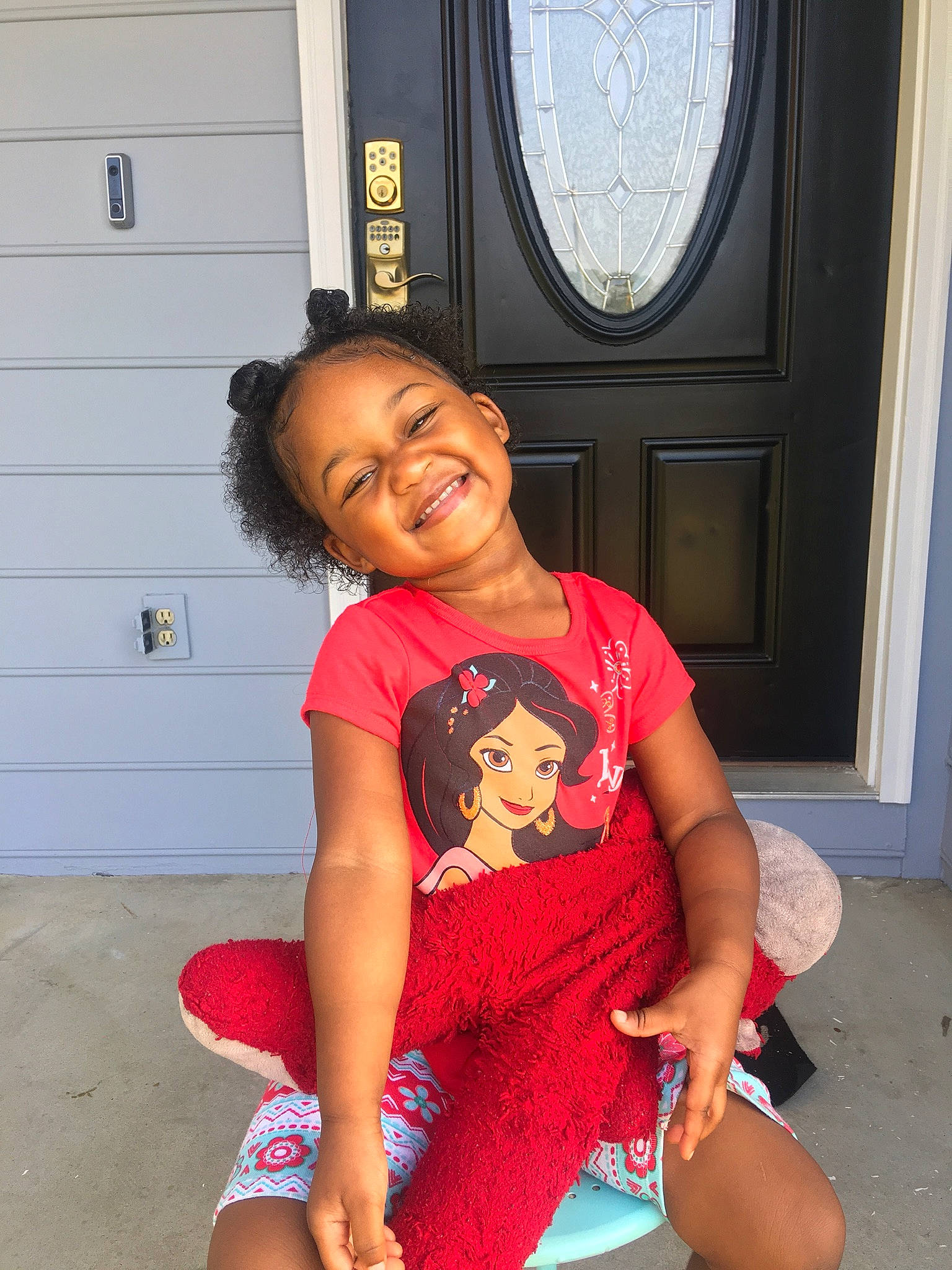 Marlie is registered to the contest to win money with this photo: child, daughter, fun, happy, joint, joy, leg, mother, person, shoulder, sitting, smile, thigh, toddler, vacation