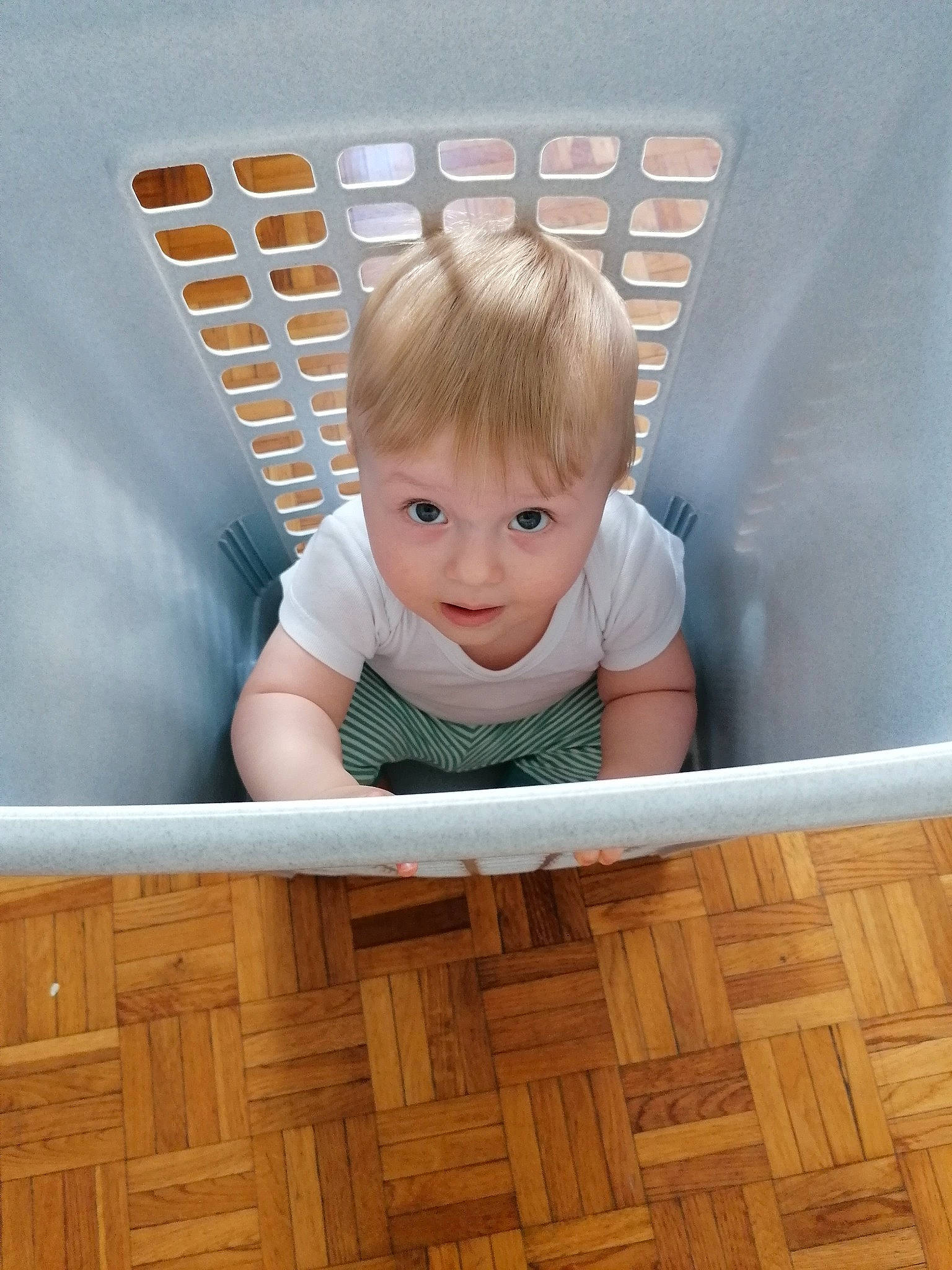 Mark a rejoint le concours — aidez-le/la à gagner de superbes lots ! baby, baby_safety, child, floor, flooring, person, play, product, room, skin, toddler, wood, wood_flooring