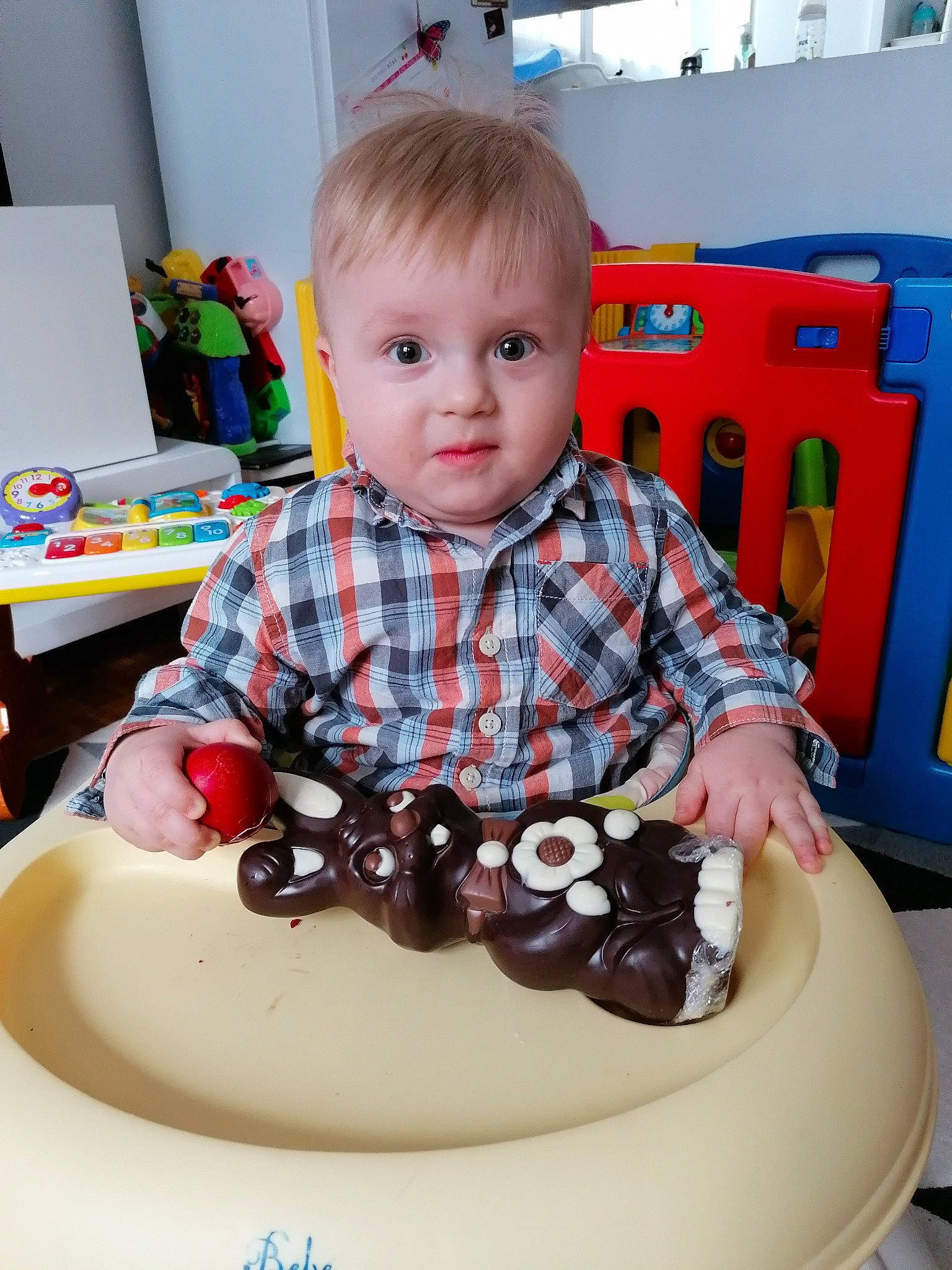 Mark participe au concours pour gagner de l'argent avec cette photo : baby, baked_goods, birthday, birthday_cake, cake, child, chocolate_cake, dessert, eating, finger, food, party, person, play, sugar_paste, sweetness, toddler