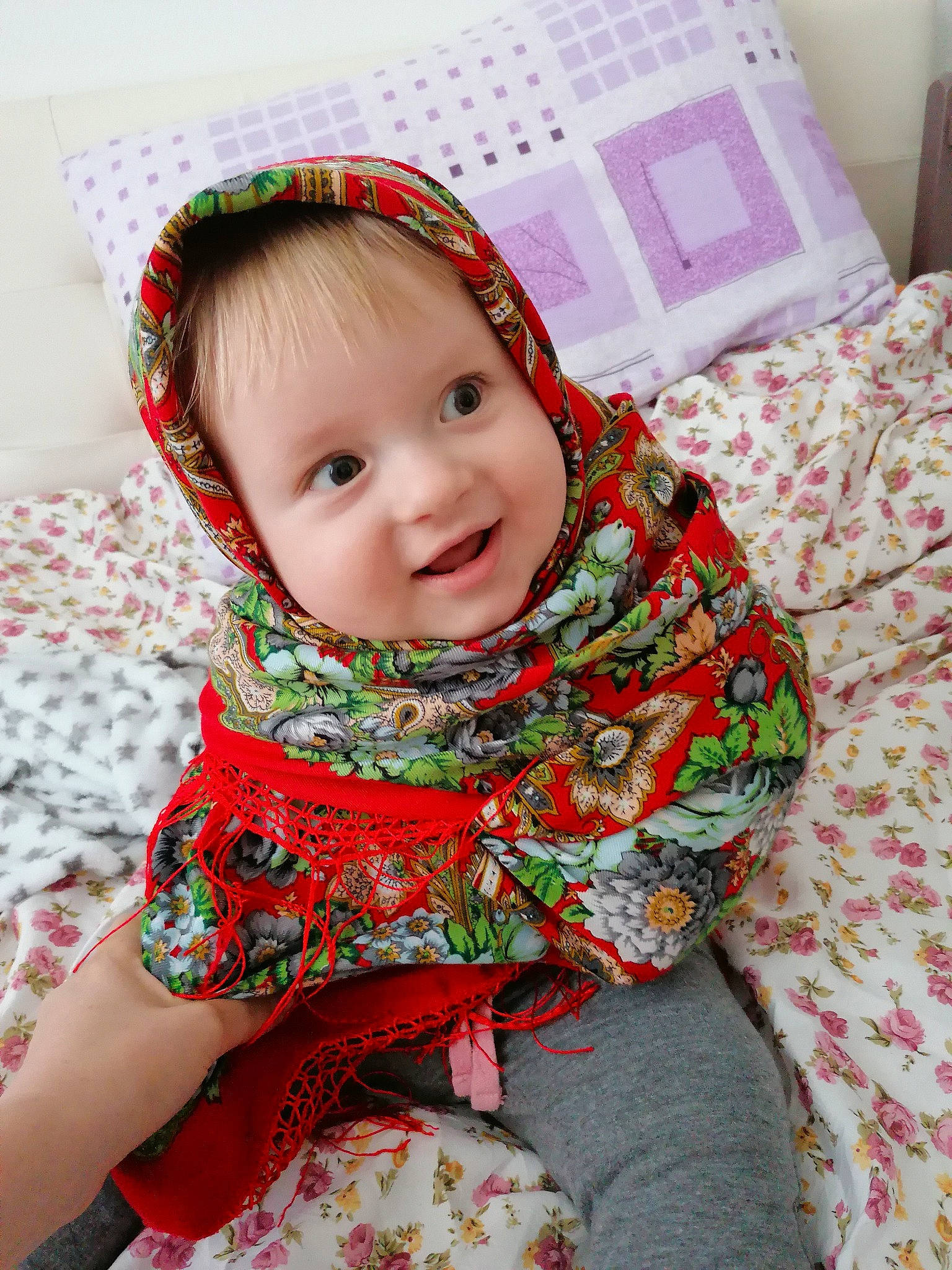 Mark a rejoint le concours — aidez-le/la à gagner de superbes lots ! baby, cheek, child, fashion_accessory, headgear, pattern, person, sitting, smile, textile, toddler