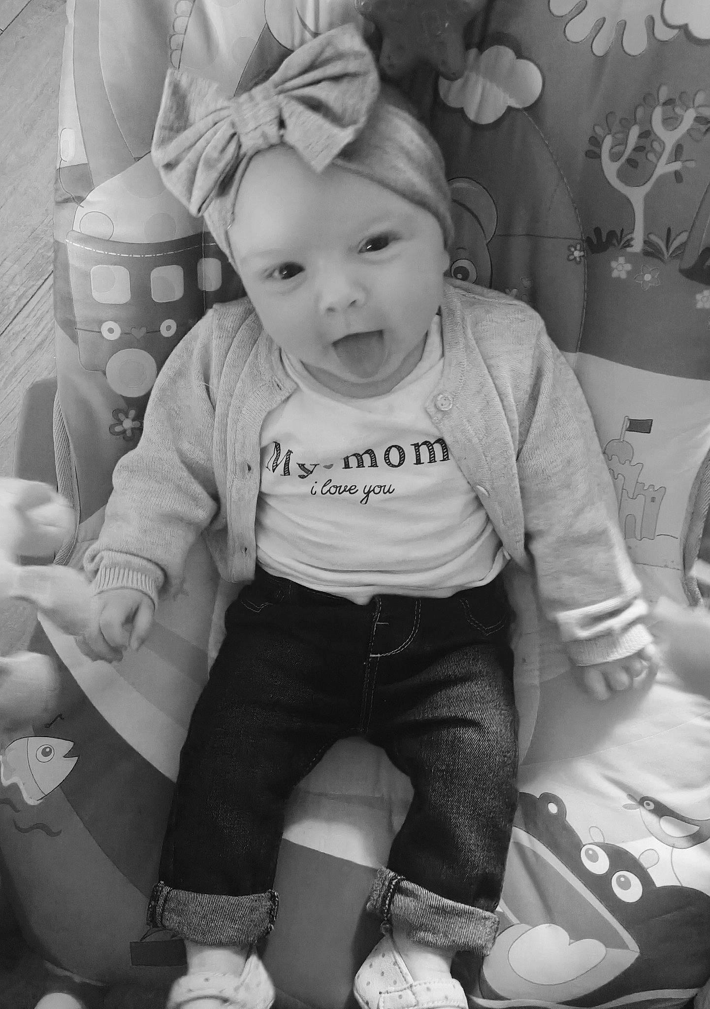 Cyara a rejoint le concours — aidez-le/la à gagner de superbes lots ! baby, baby_toddler_clothing, black, black_and_white, cheek, cool, facial_expression, fun, hairstyle, happy, leg, monochrome, monochrome_photography, person, photograph, product, sleeve, standing, style, toddler