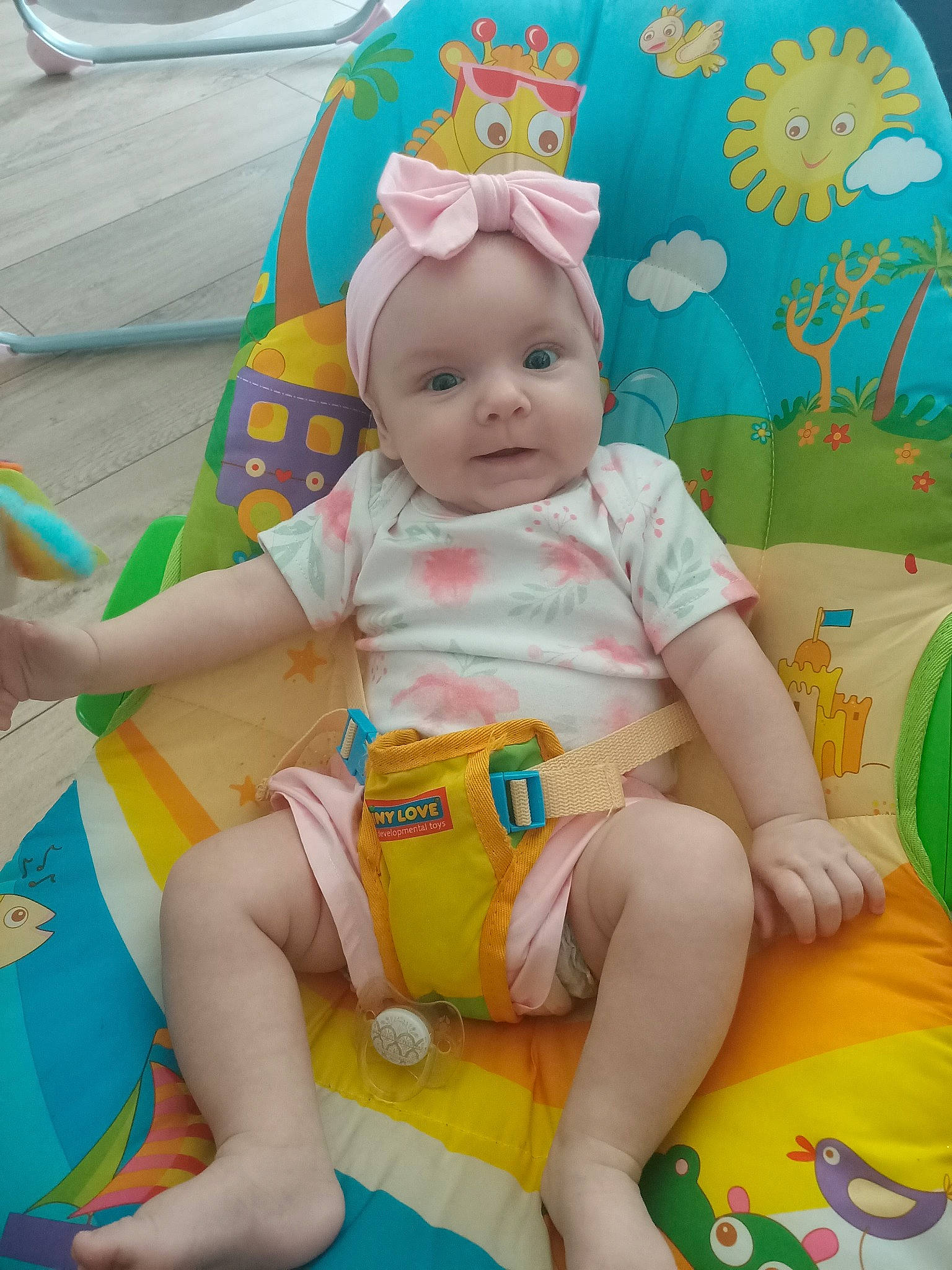 Cyara a rejoint le concours — aidez-le/la à gagner de superbes lots ! baby, baby_playing_with_toys, baby_toddler_clothing, beauty, chair, child, comfort, facial_expression, fun, happy, headwear, leg, leisure, person, pink, product, shorts, skin, smile, thigh