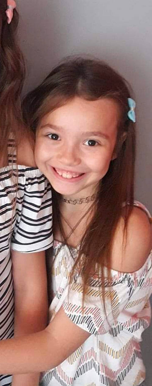 Noémie participe au concours pour gagner de l'argent avec cette photo : beauty, brown_hair, cheek, child, child_model, chin, eye, eyebrow, face, forehead, hair, hairstyle, iris, jaw, joy, lip, long_hair, nose, person, selfie