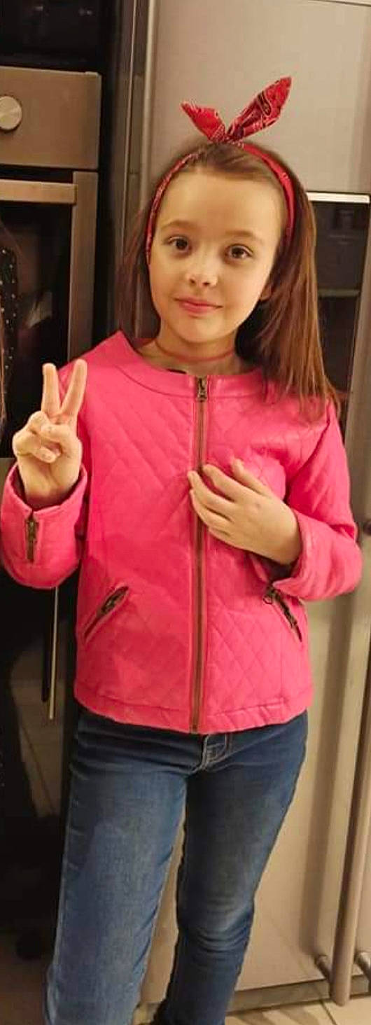 Noémie participe au concours pour gagner de l'argent avec cette photo : blazer, clothing, denim, finger, gesture, hand, hood, jacket, jeans, magenta, neck, outerwear, peach, person, pink, shoulder, sleeve, t_shirt, thumb, top