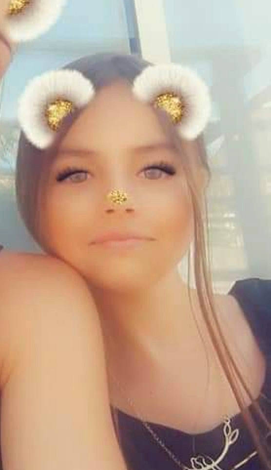 Léana participe au concours pour gagner de l'argent avec cette photo : beauty, cheek, chin, eye, eyebrow, eyelash, face, forehead, hair, hair_accessory, hairstyle, head, headwear, jaw, lip, long_hair, nose, person, photography, selfie