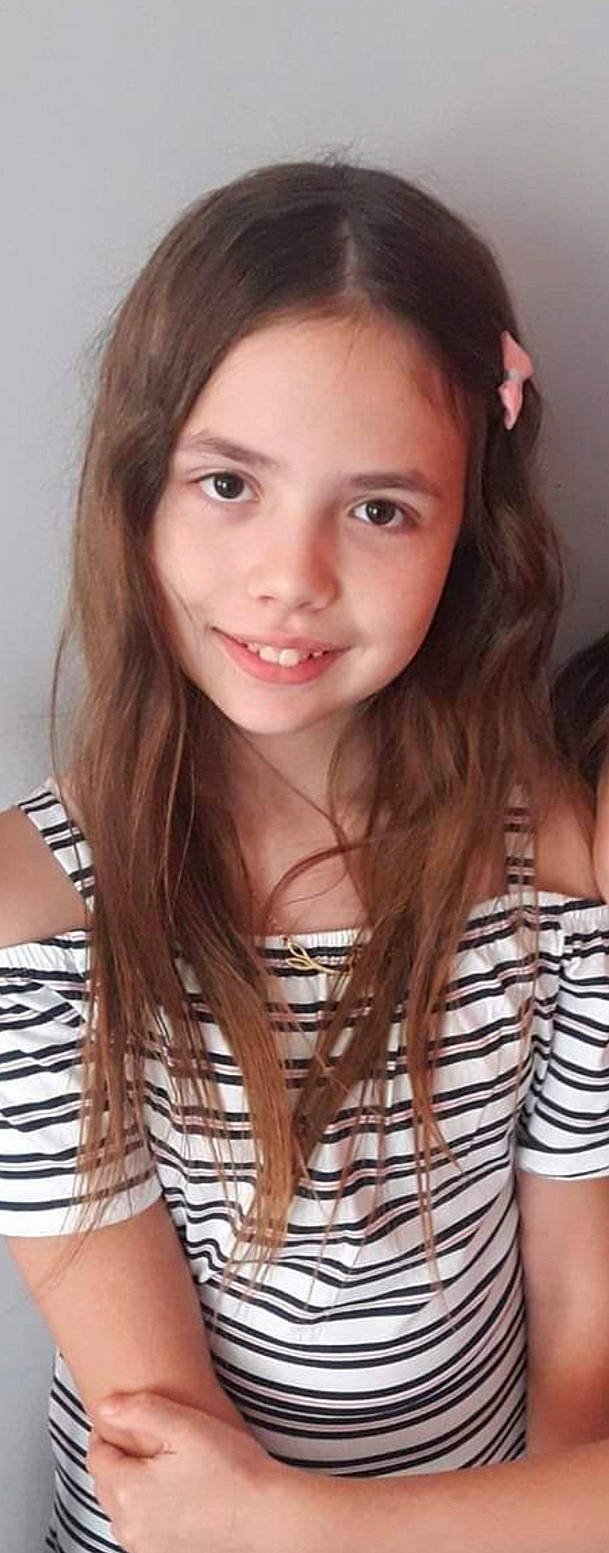 Léana participe au concours pour gagner de l'argent avec cette photo : beauty, black_hair, brown, brown_hair, cheek, chin, eyebrow, face, forehead, hair, hair_coloring, hairstyle, joy, layered_hair, lip, long_hair, model, nose, person, selfie