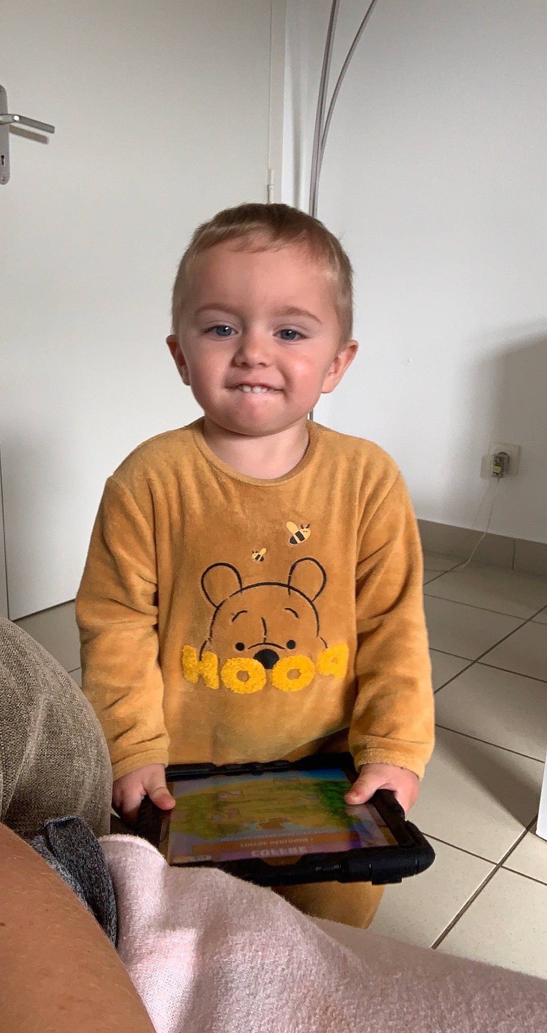 Aloys participe au concours pour gagner de l'argent avec cette photo : baby, baby_toddler_clothing, cheek, child, computer, flooring, fun, gadget, hairstyle, hand, happy, head, human_body, joy, laptop, person, personal_computer, sleeve, smile, standing