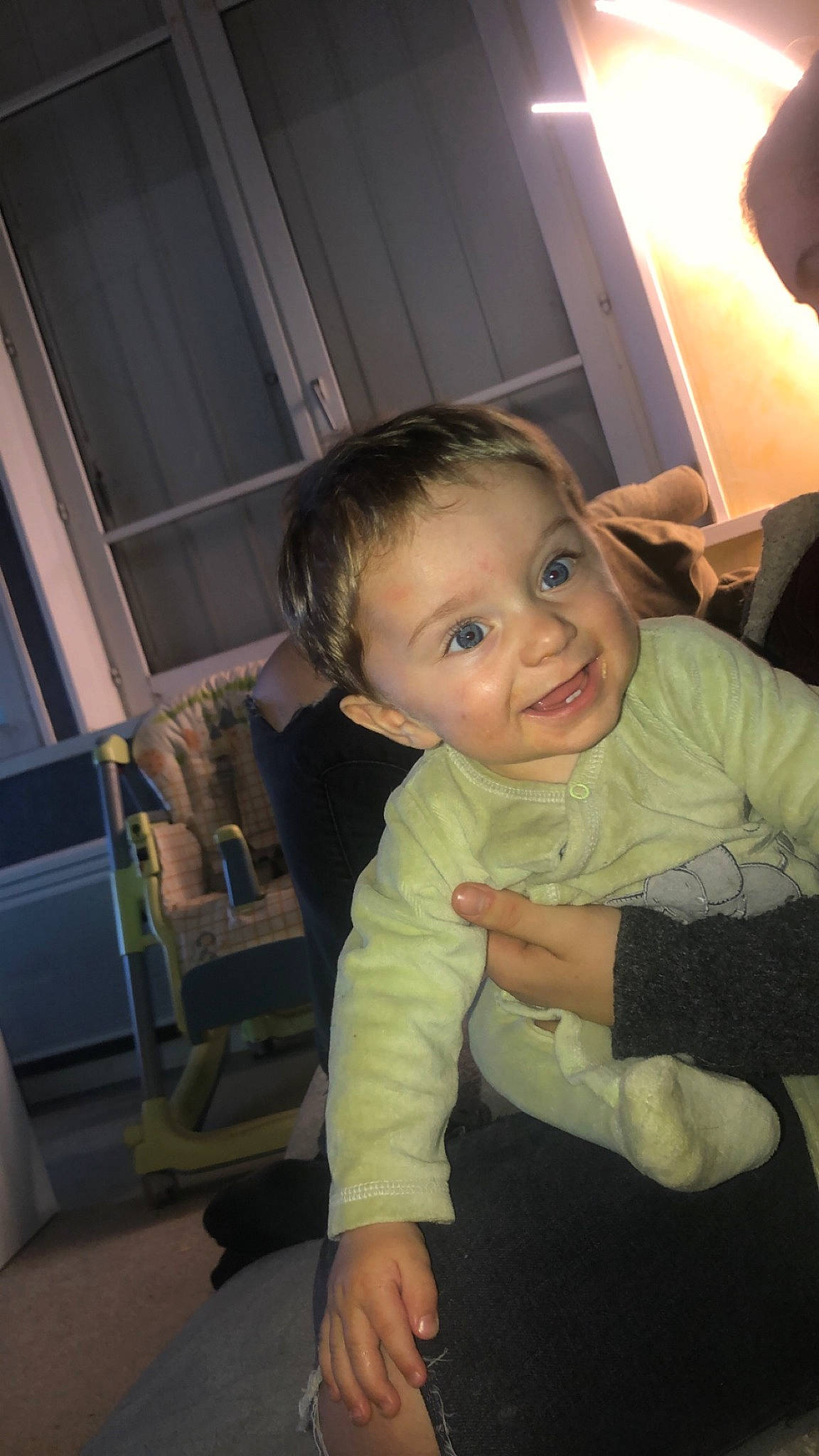 Aloys a rejoint le concours — aidez-le/la à gagner de superbes lots ! baby_toddler_clothing, cheek, chin, comfort, ear, flooring, fun, gesture, happy, iris, joy, mouth, nose, person, shoulder, sitting, skin, sleeve, smile, standing